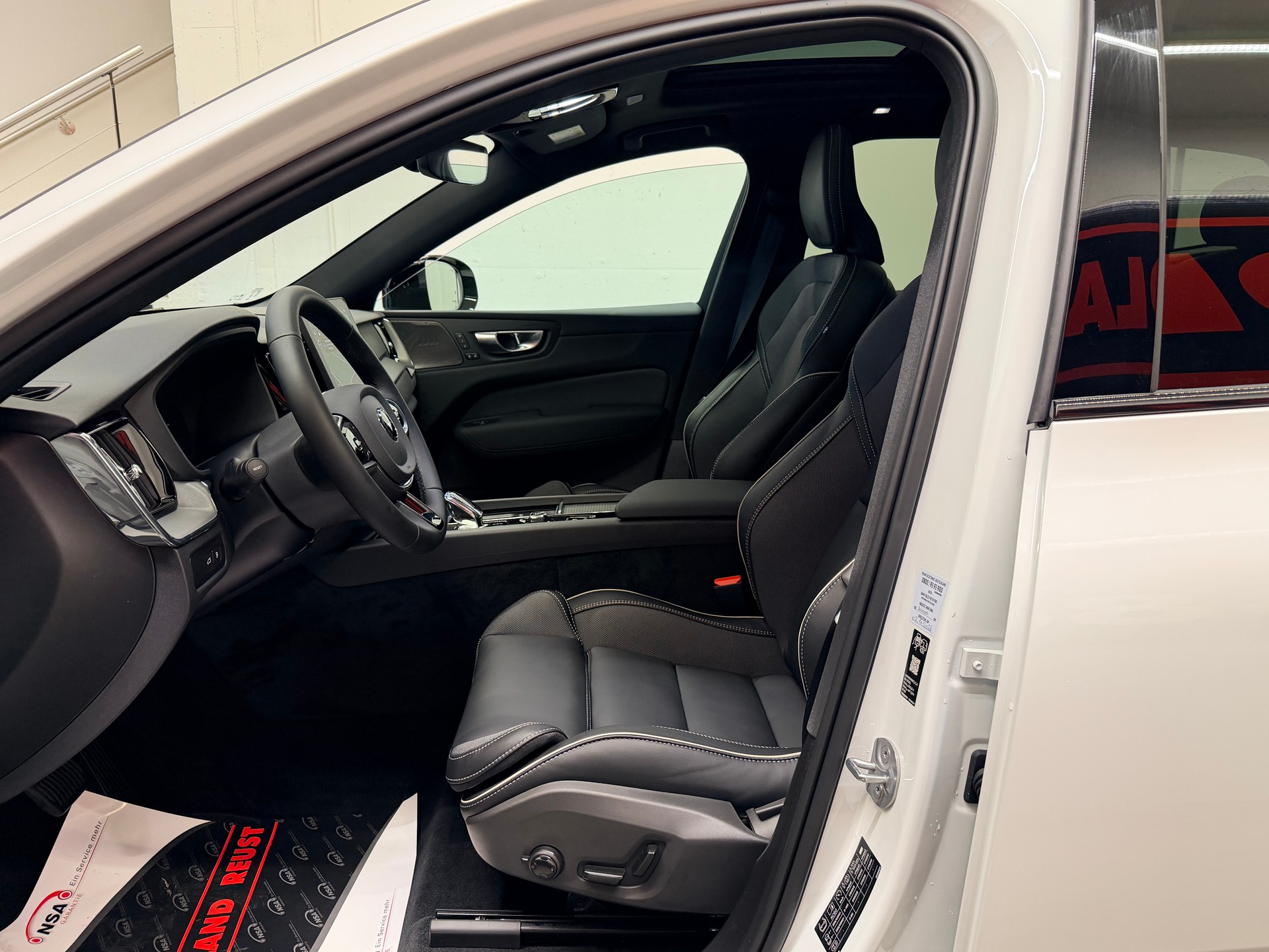 VOLVO XC60 T6 eAWD PluginHybrid Black Edition Geartronic-image-13