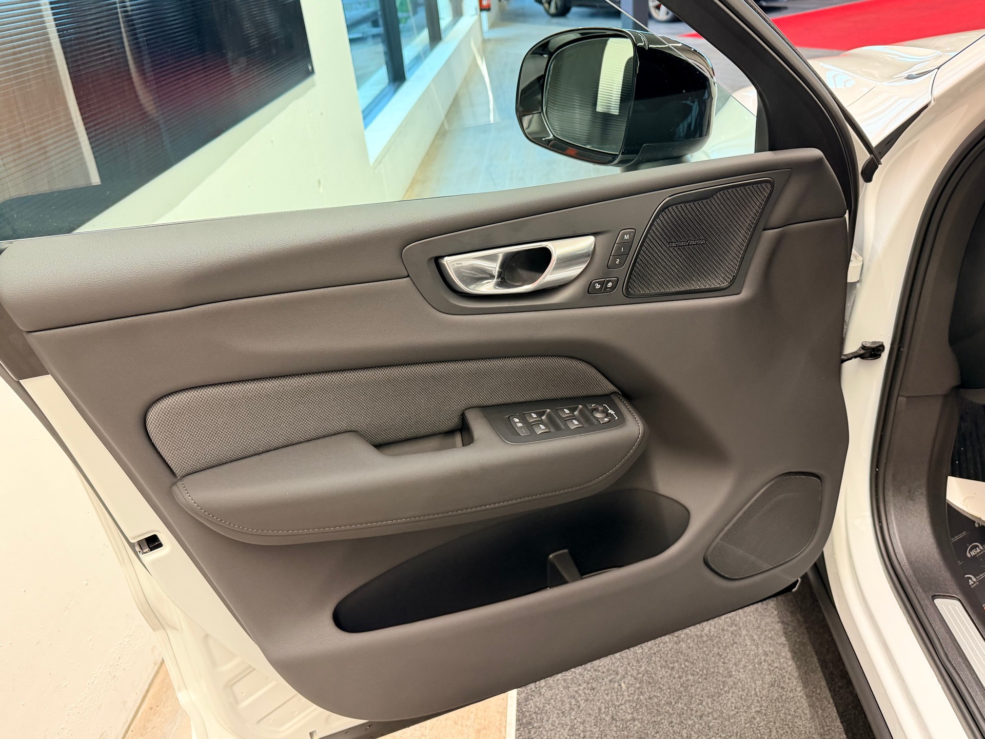 VOLVO XC60 T6 eAWD PluginHybrid Black Edition Geartronic-image-11