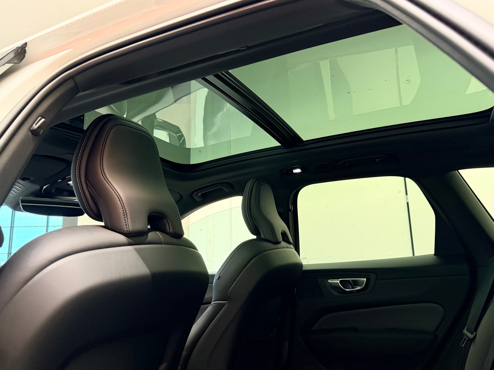 VOLVO XC60 T6 eAWD PluginHybrid Black Edition Geartronic-image-16