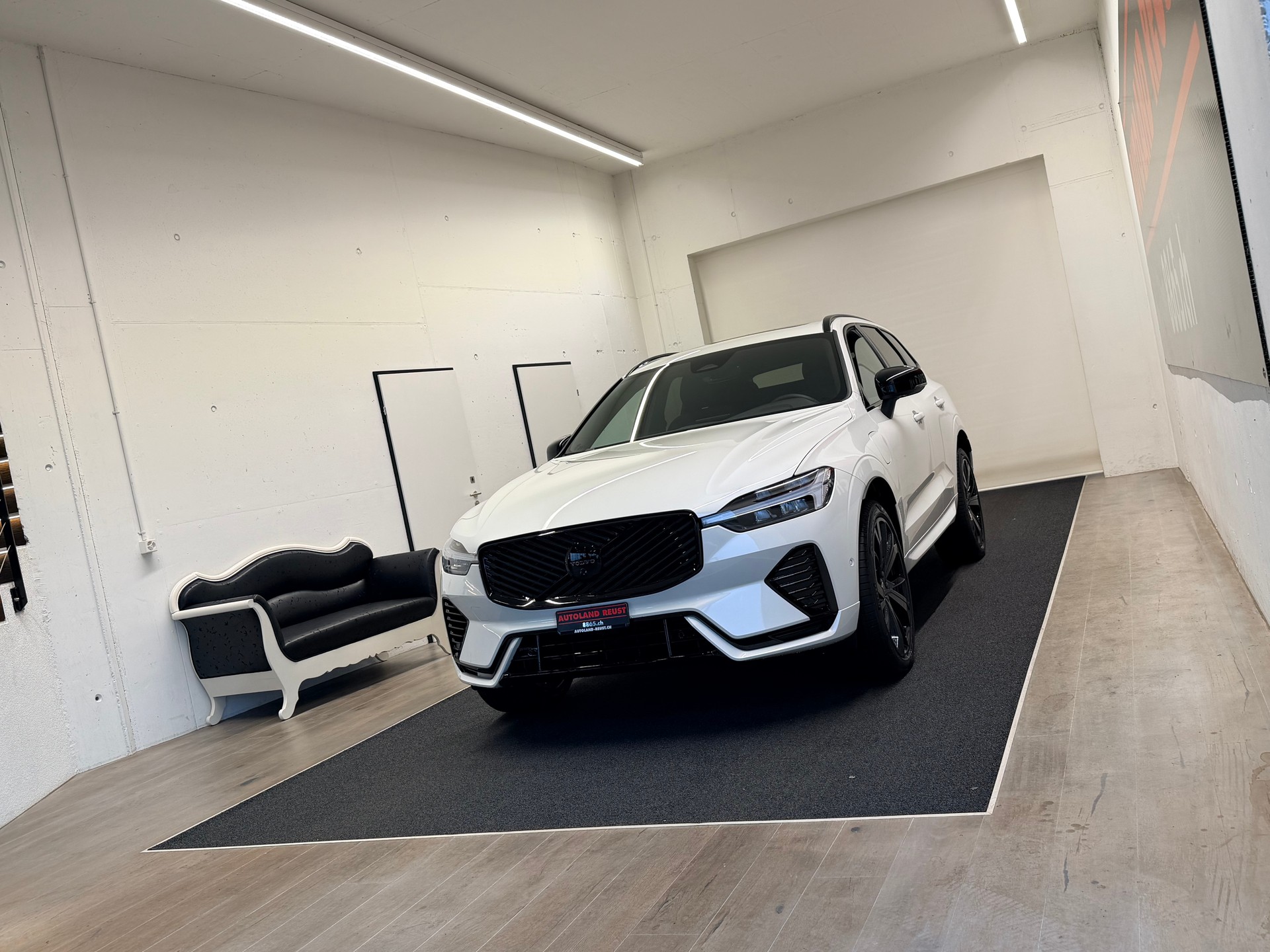 VOLVO XC60 T6 eAWD PluginHybrid Black Edition Geartronic-image-2