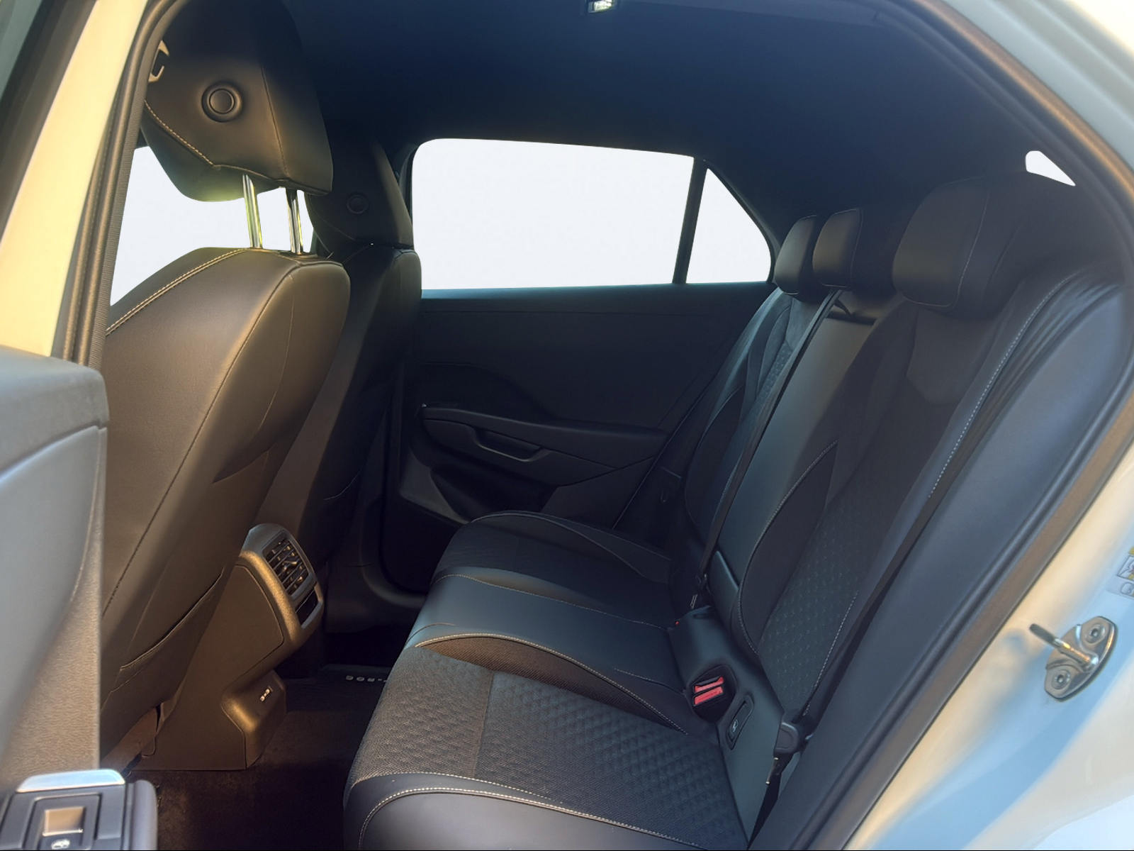 VW T-Roc 1.5 eTSI mHEV R-Line DSG-image-13