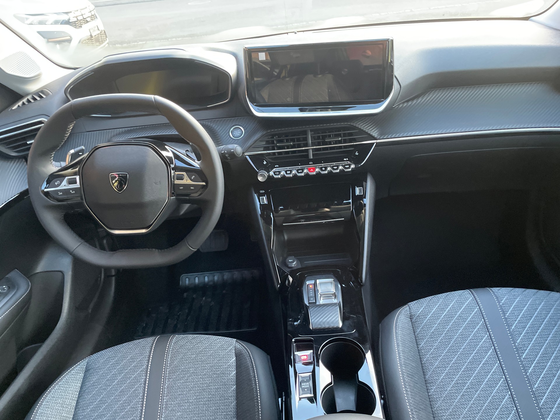 PEUGEOT 208 1.2 MHEV 110 Allure Premium-image-8