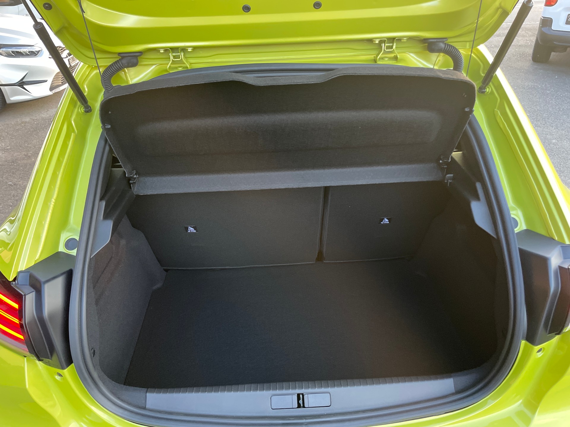 PEUGEOT 208 1.2 MHEV 110 Allure Premium-image-5