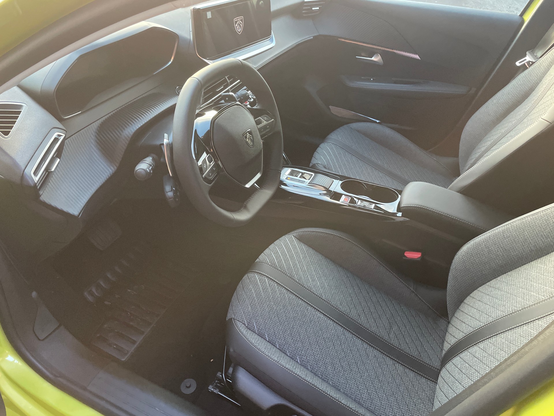 PEUGEOT 208 1.2 MHEV 110 Allure Premium-image-13