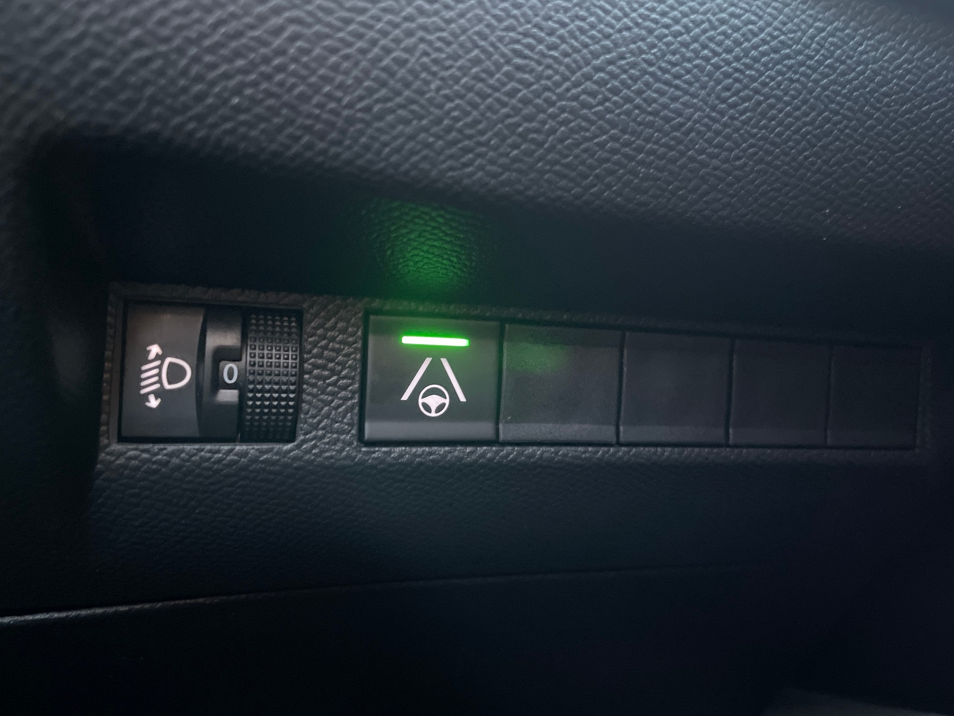 PEUGEOT 208 1.2 MHEV 110 Allure Premium-image-15