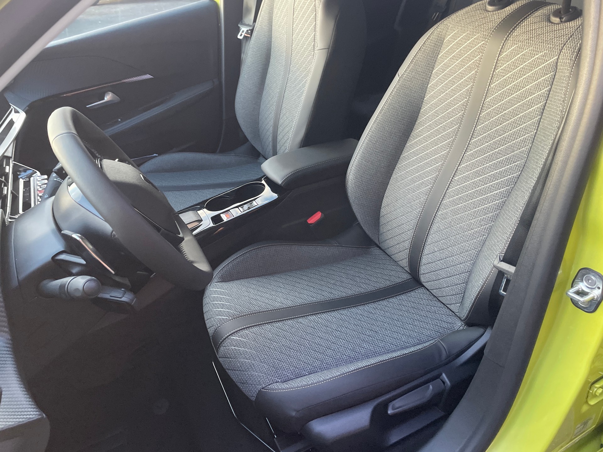 PEUGEOT 208 1.2 MHEV 110 Allure Premium-image-14