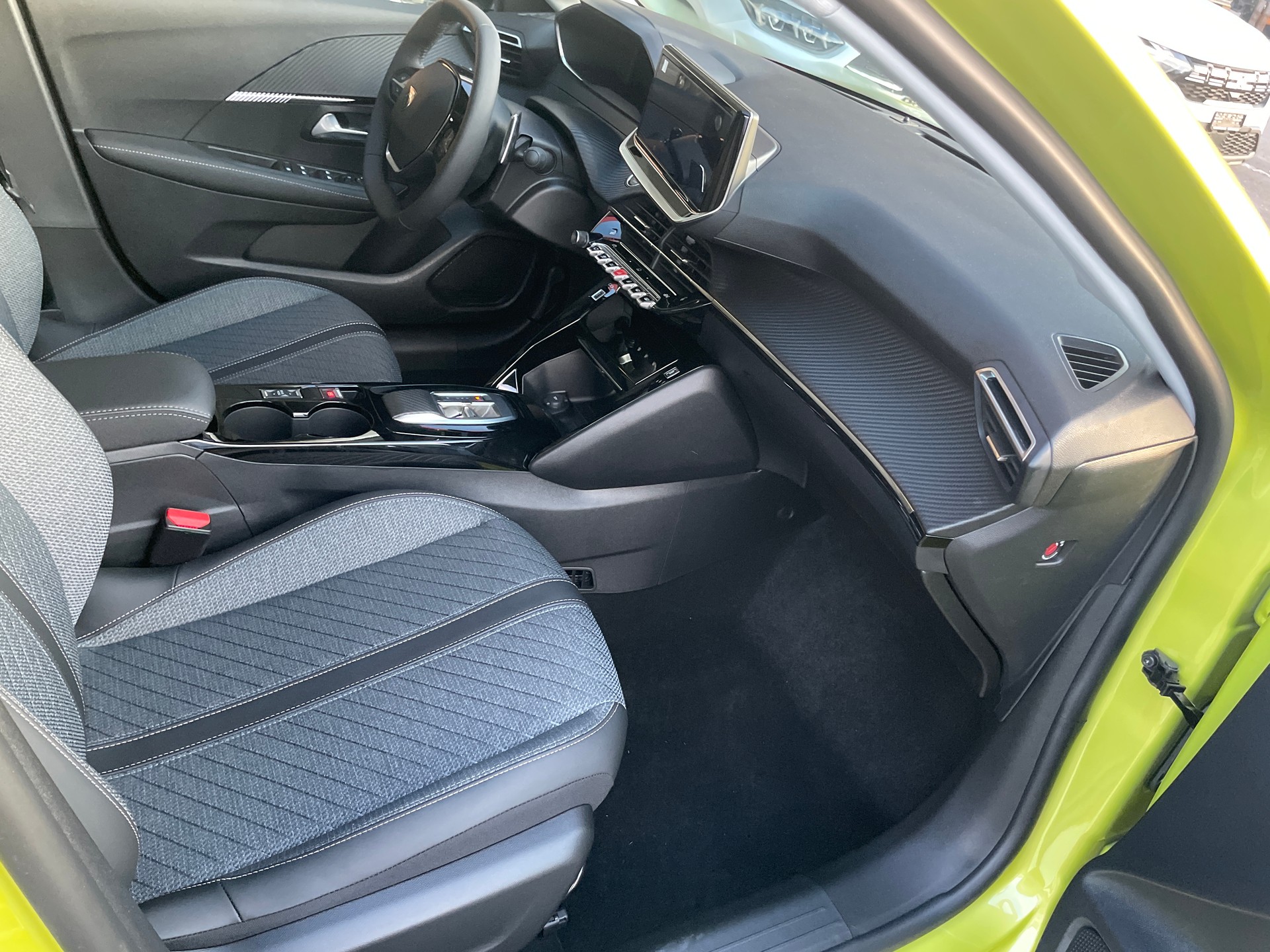 PEUGEOT 208 1.2 MHEV 110 Allure Premium-image-11