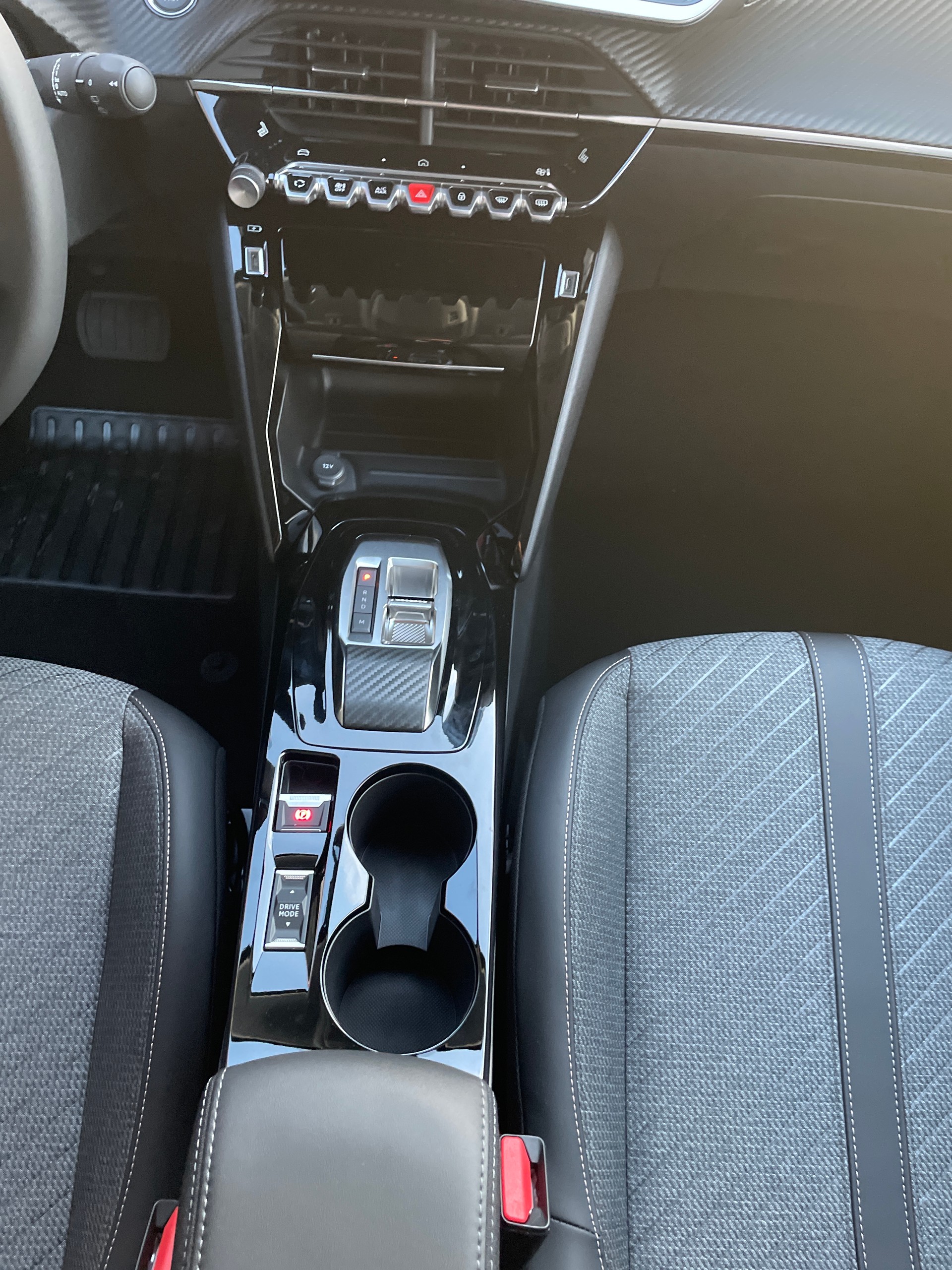 PEUGEOT 208 1.2 MHEV 110 Allure Premium-image-10