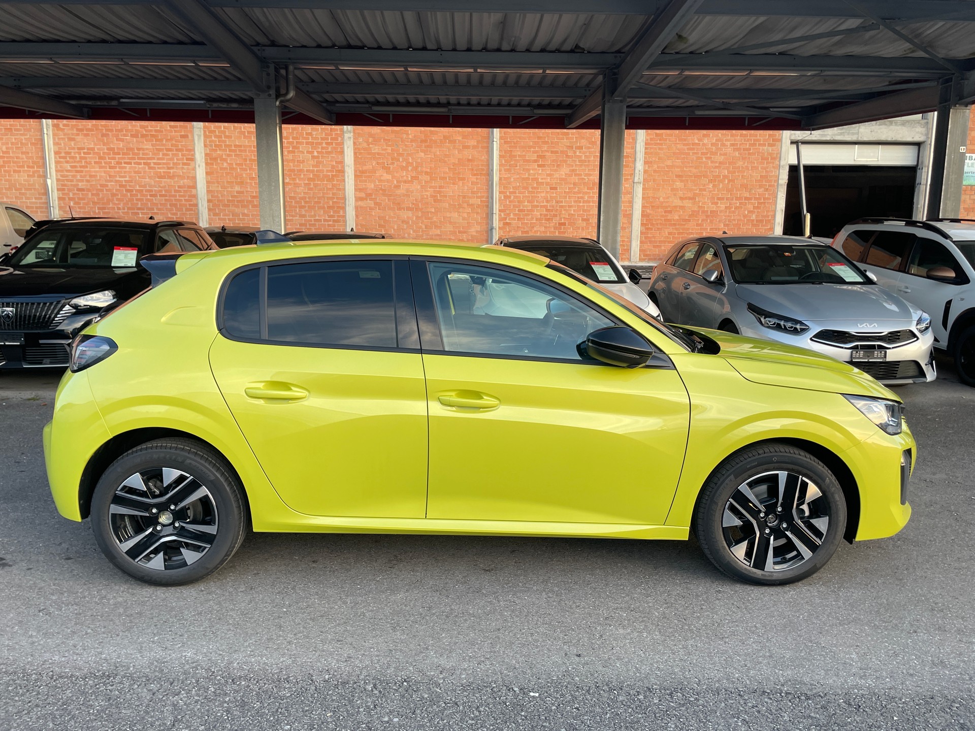 PEUGEOT 208 1.2 MHEV 110 Allure Premium-image-2