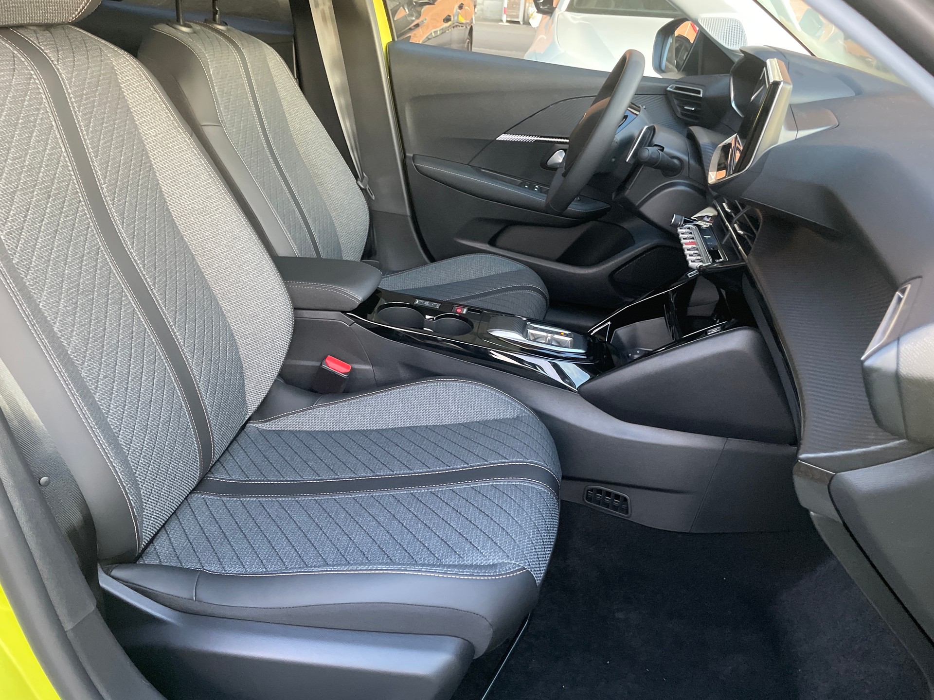PEUGEOT 208 1.2 MHEV 110 Allure Premium-image-12