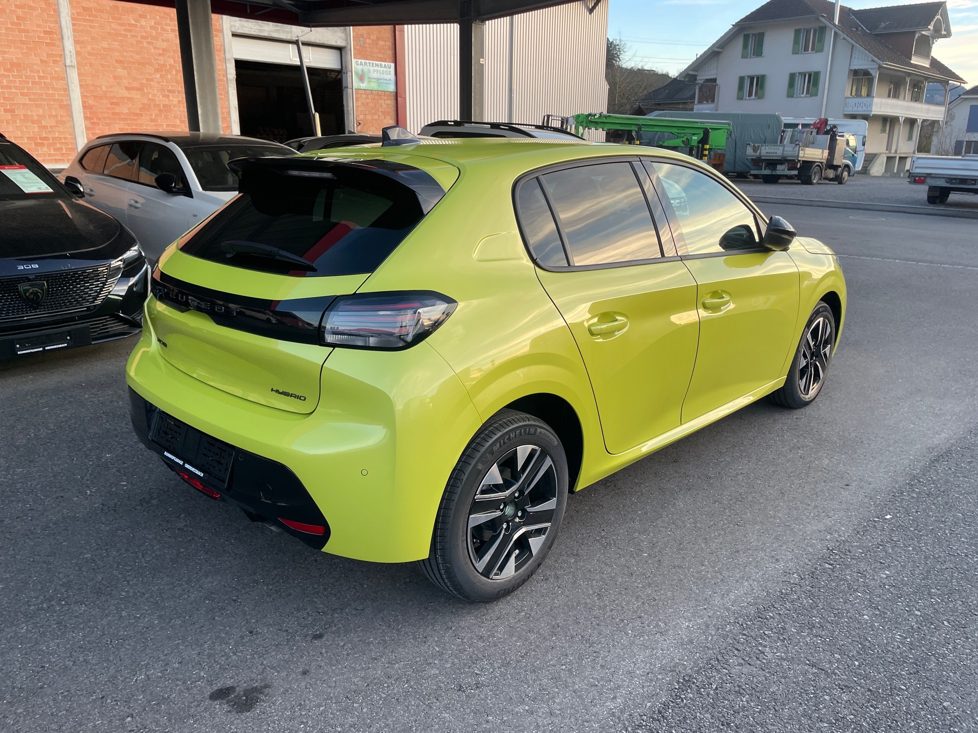 PEUGEOT 208 1.2 MHEV 110 Allure Premium-image-3