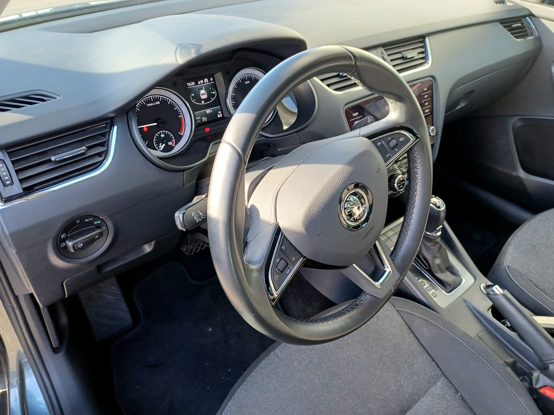 SKODA Octavia Combi 2.0 TDI Style 4x4 Automat/ Anhängekupplung-image-9