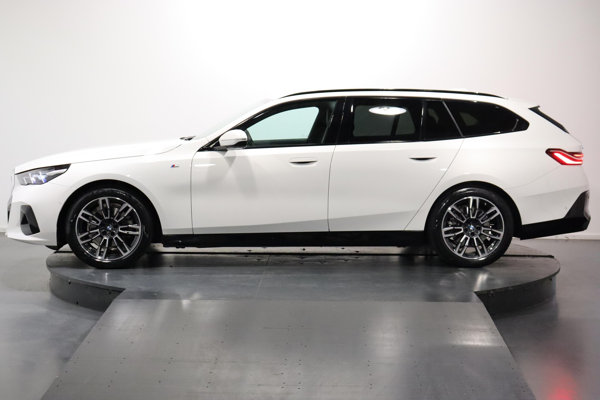 BMW 520d xDrive Touring-image-1