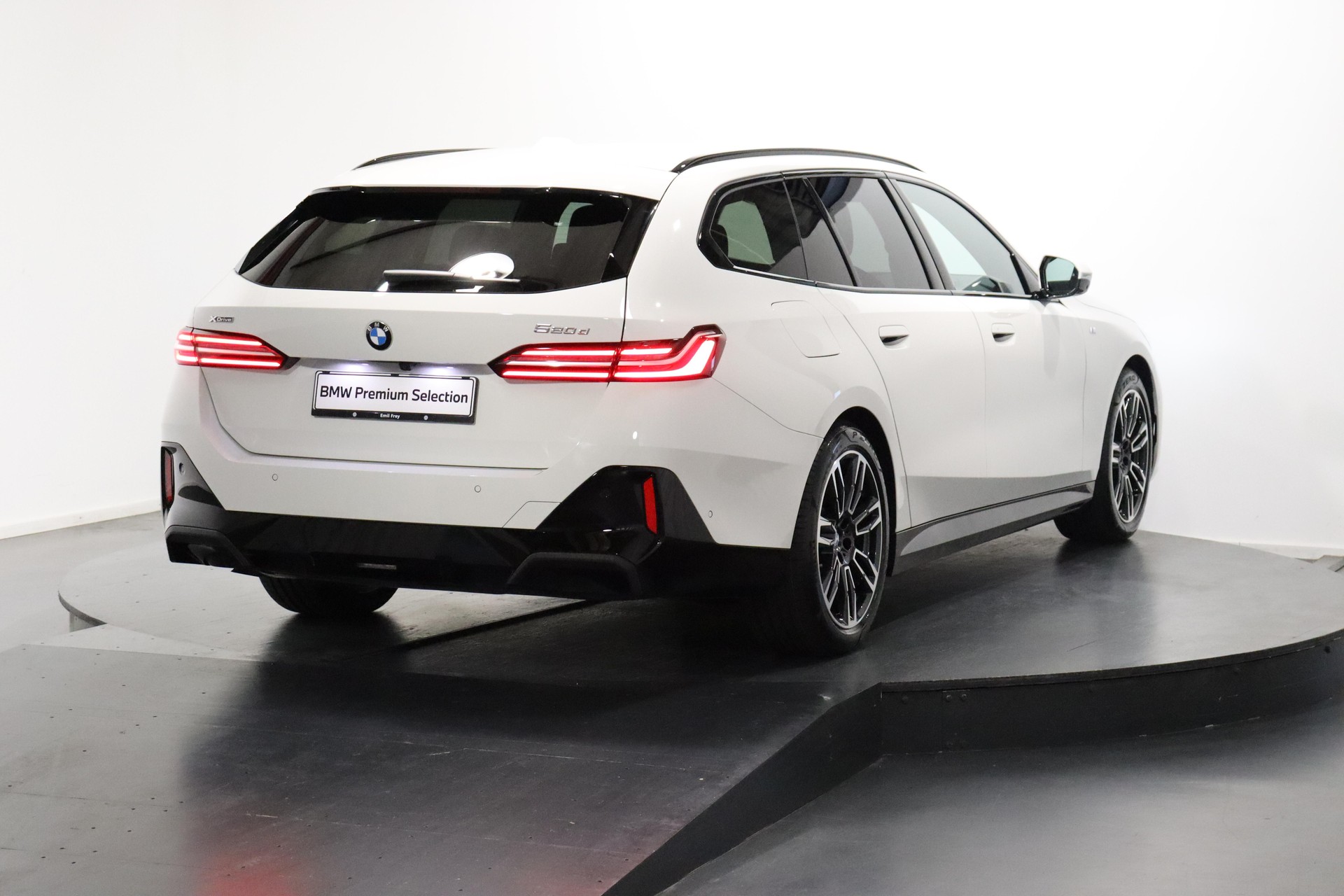 BMW 520d xDrive Touring-image-3
