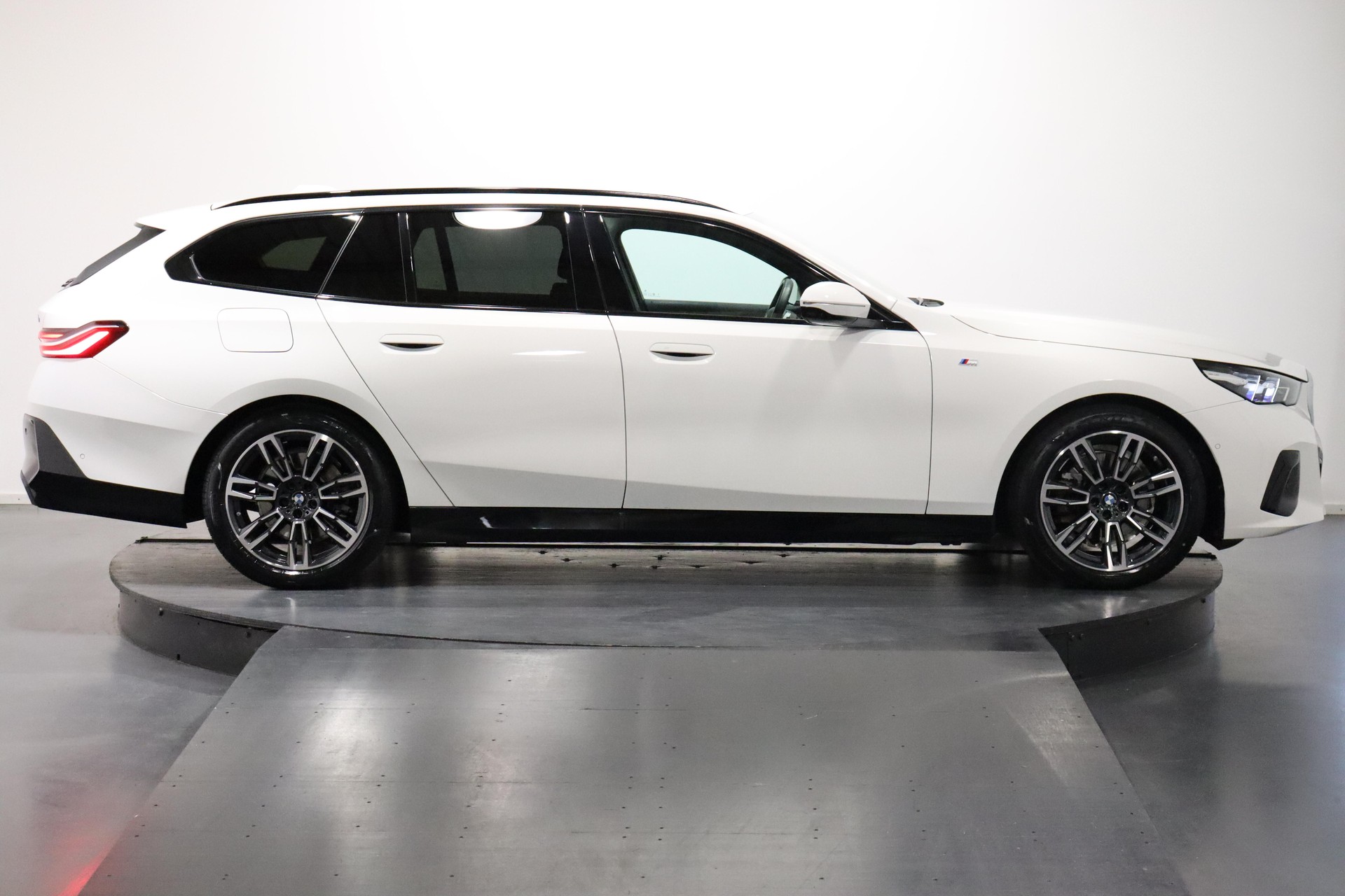 BMW 520d xDrive Touring-image-2