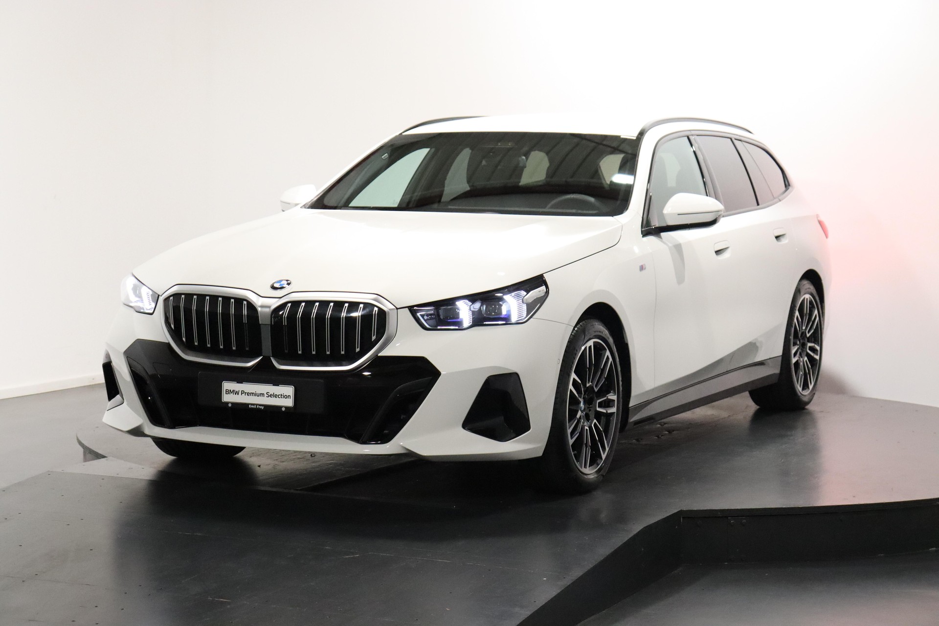 BMW 520d xDrive Touring-image-0