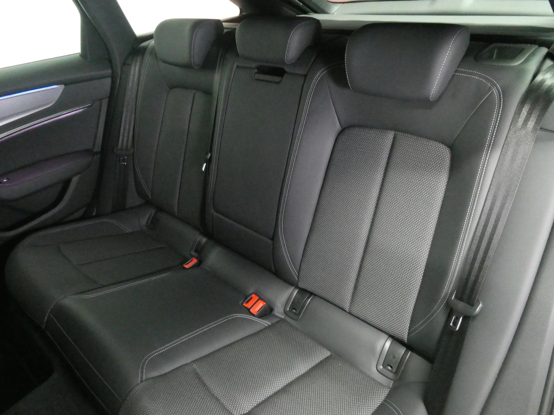 AUDI A6 Avant 40 TDI S line S-tronic - Panorama - Navi - Keyless - 360° Kamera - 204 PS-image-10