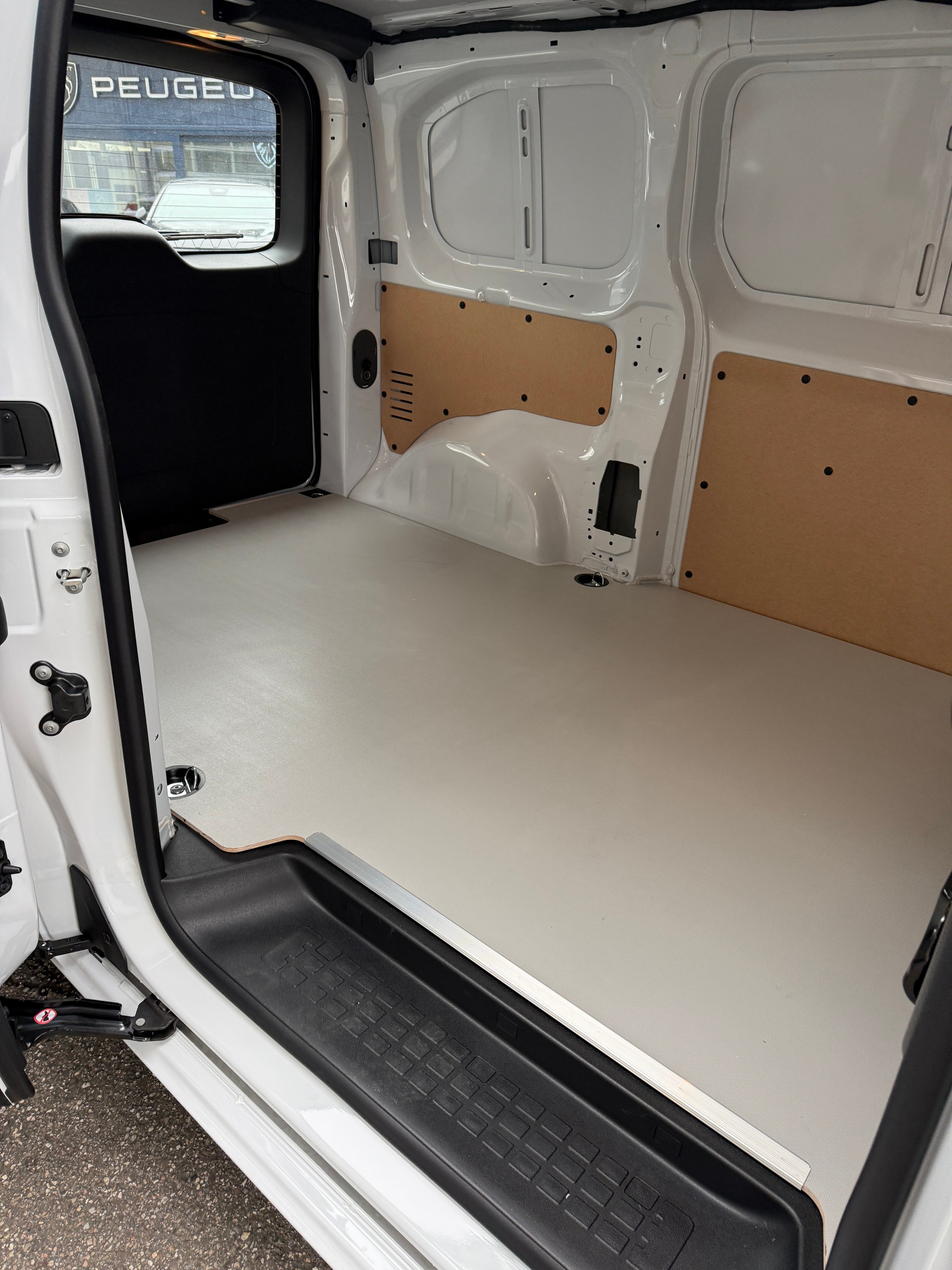 PEUGEOT Expert 2.2 BlueHDi 150 S&S Standard EAT8-image-6