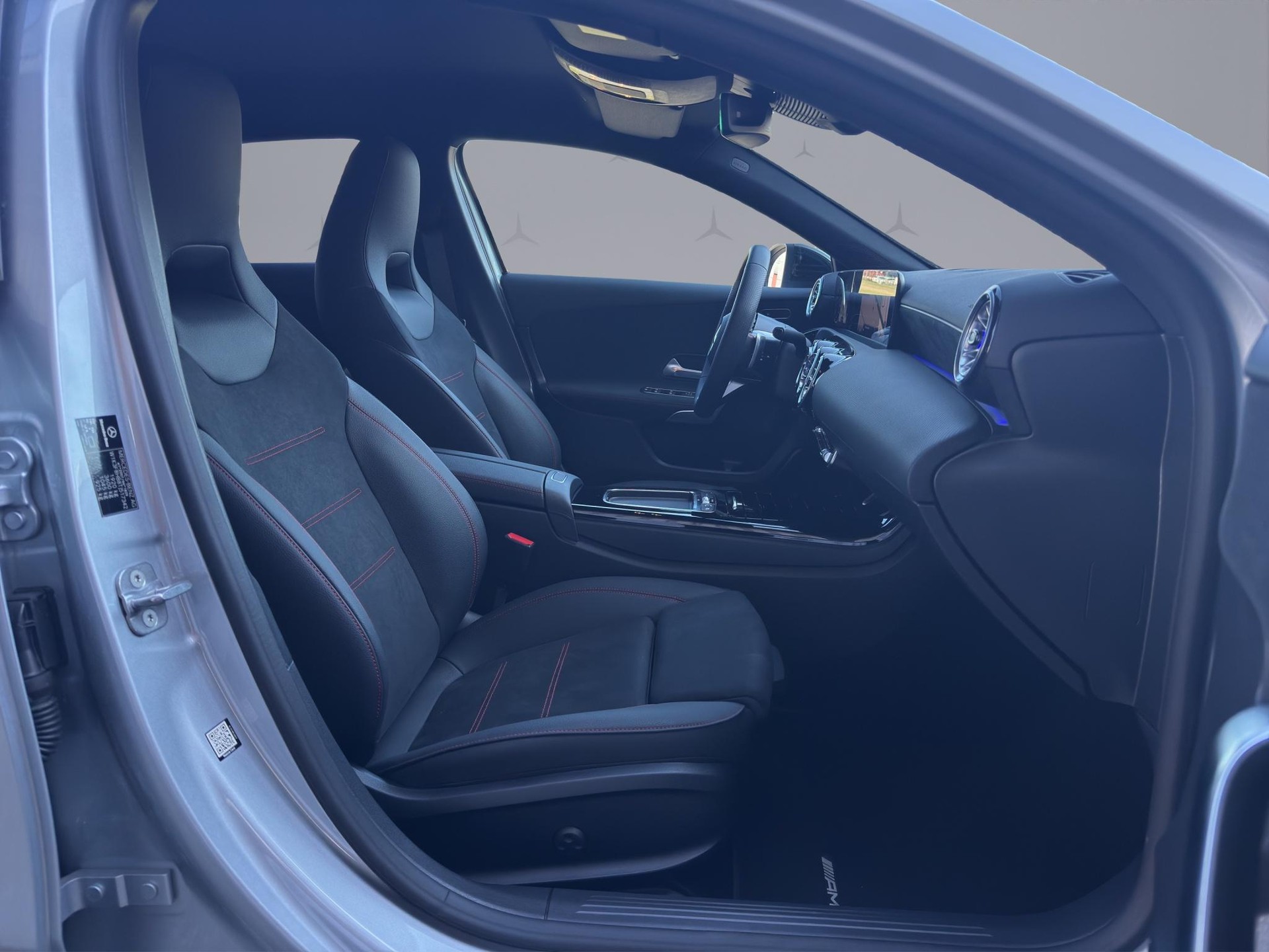MERCEDES-BENZ A 200 Night Star AMG Line-image-12