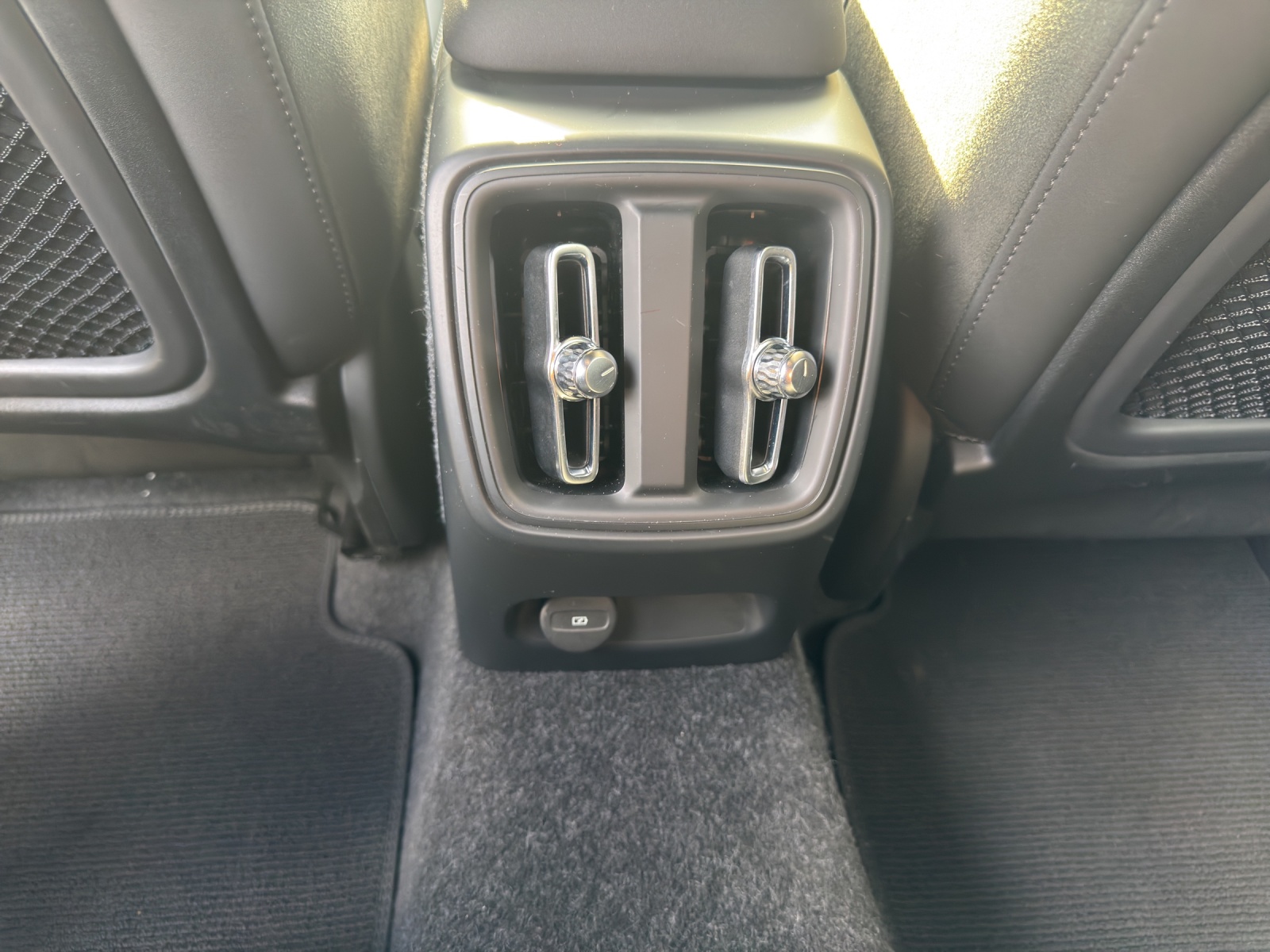VOLVO XC40 E80 Twin Plus AWD-image-13