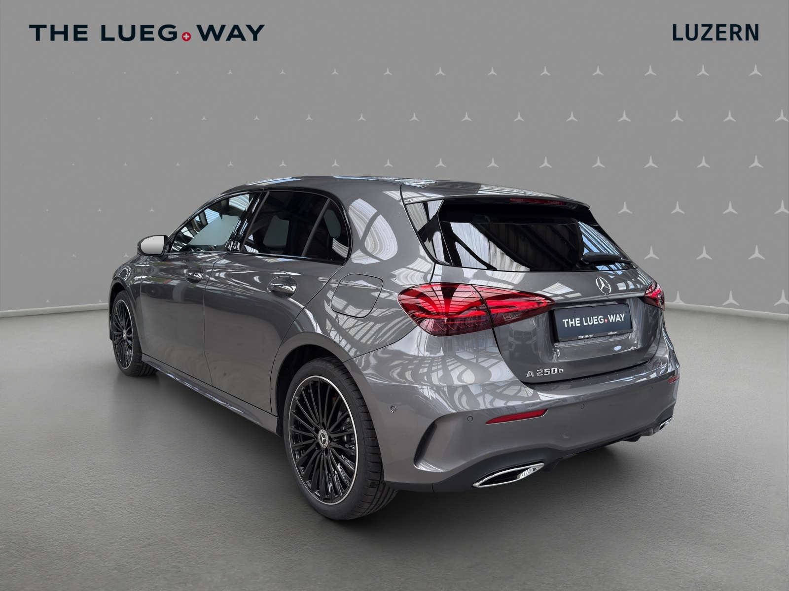 MERCEDES-BENZ A 250 e with EQ - AMG / DISTRONIC / 360 Grad Kamera / Panorama-Dach-image-2