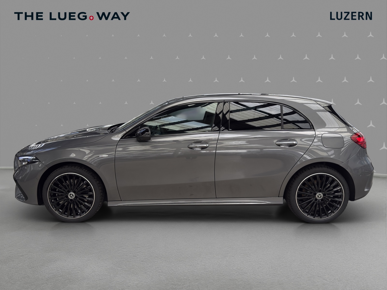 MERCEDES-BENZ A 250 e with EQ - AMG / DISTRONIC / 360 Grad Kamera / Panorama-Dach-image-1