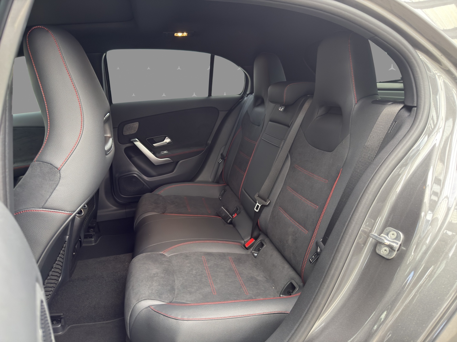 MERCEDES-BENZ A 250 e with EQ - AMG / DISTRONIC / 360 Grad Kamera / Panorama-Dach-image-13