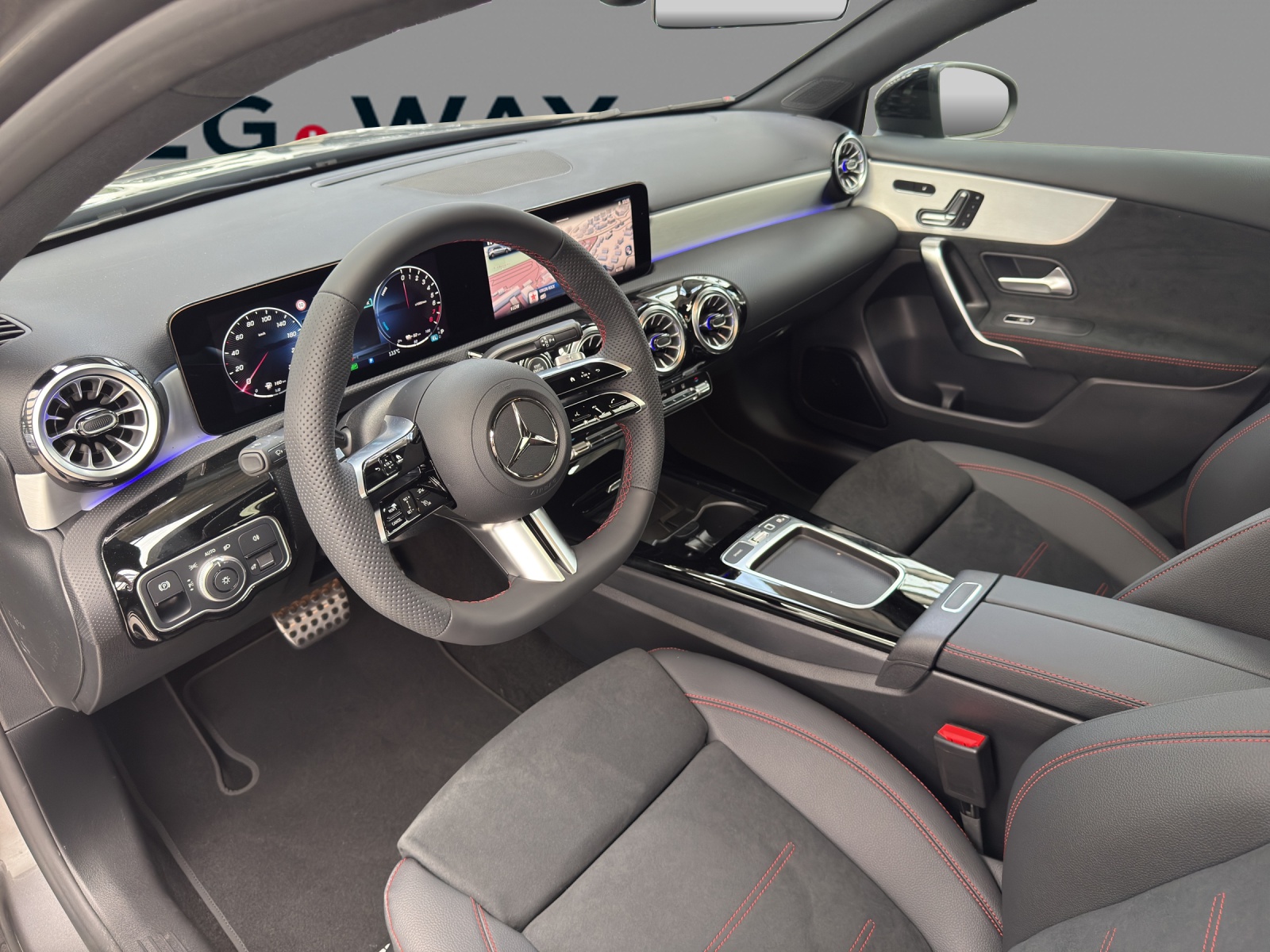 MERCEDES-BENZ A 250 e with EQ - AMG / DISTRONIC / 360 Grad Kamera / Panorama-Dach-image-8