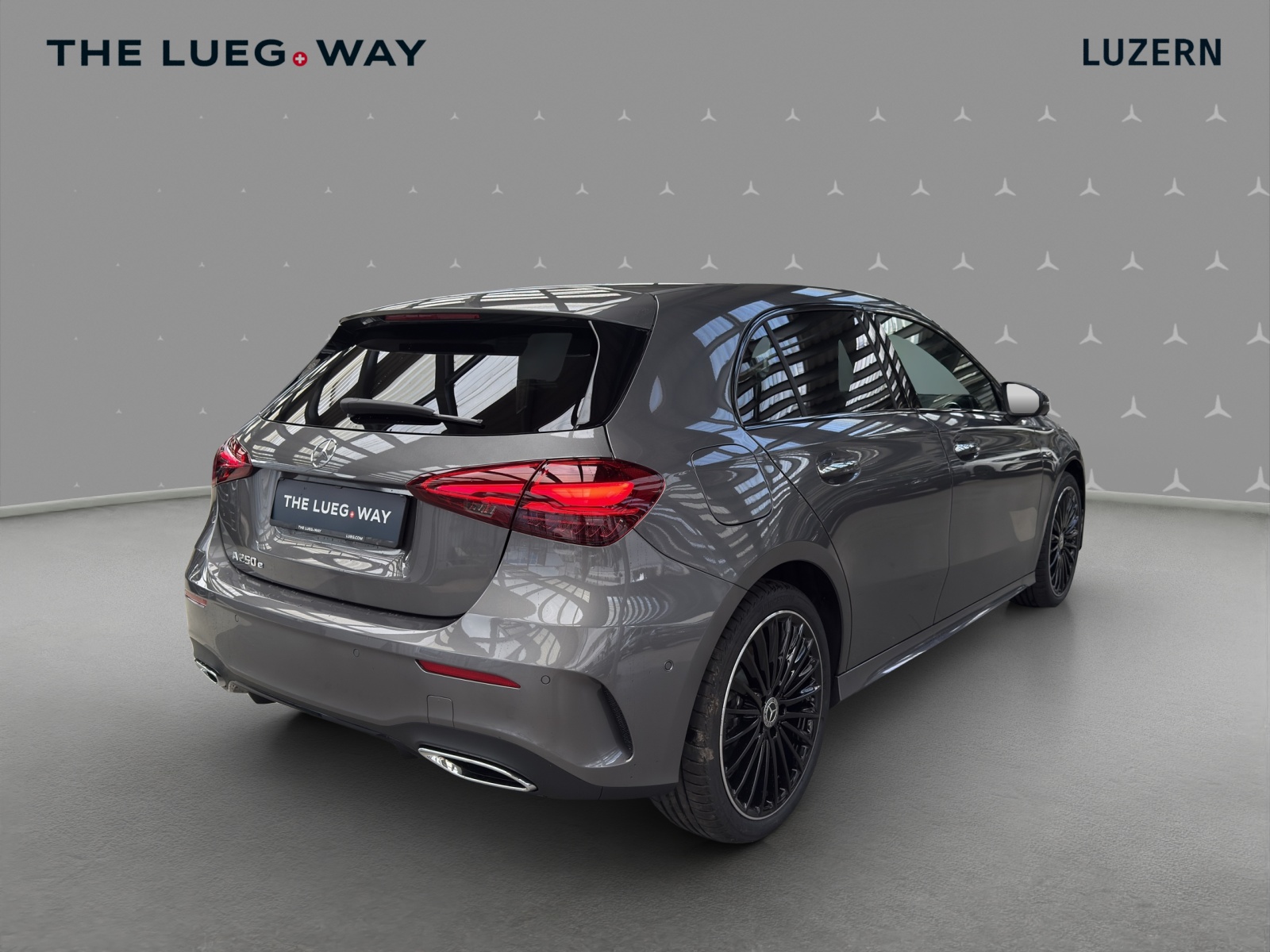MERCEDES-BENZ A 250 e with EQ - AMG / DISTRONIC / 360 Grad Kamera / Panorama-Dach-image-4