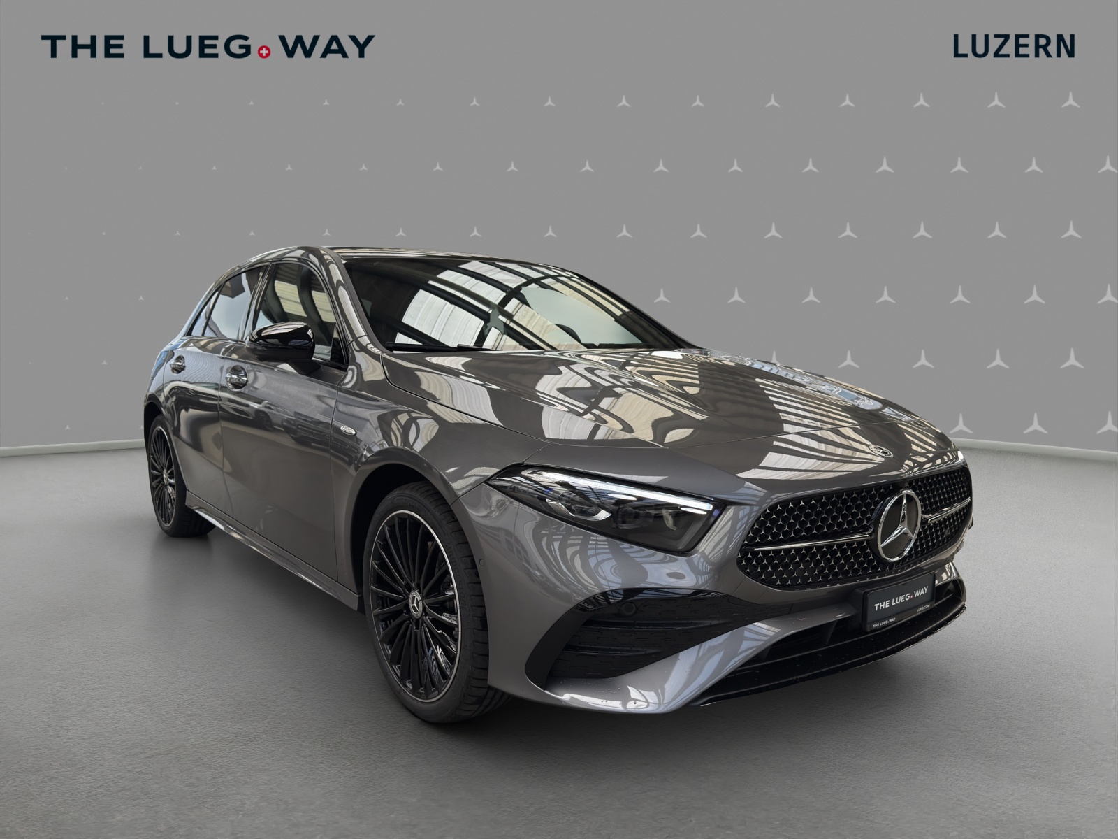 MERCEDES-BENZ A 250 e with EQ - AMG / DISTRONIC / 360 Grad Kamera / Panorama-Dach-image-5