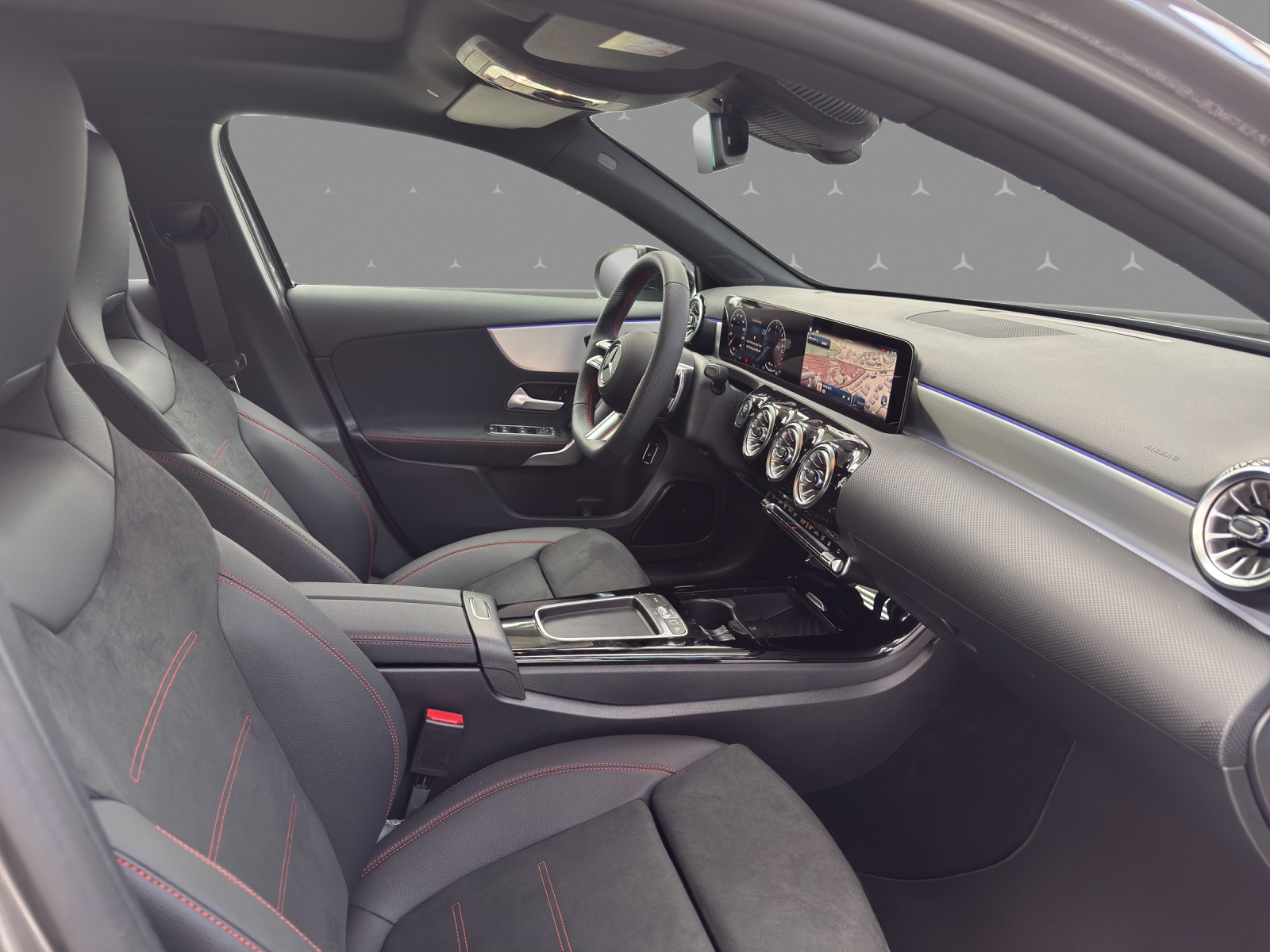 MERCEDES-BENZ A 250 e with EQ - AMG / DISTRONIC / 360 Grad Kamera / Panorama-Dach-image-14