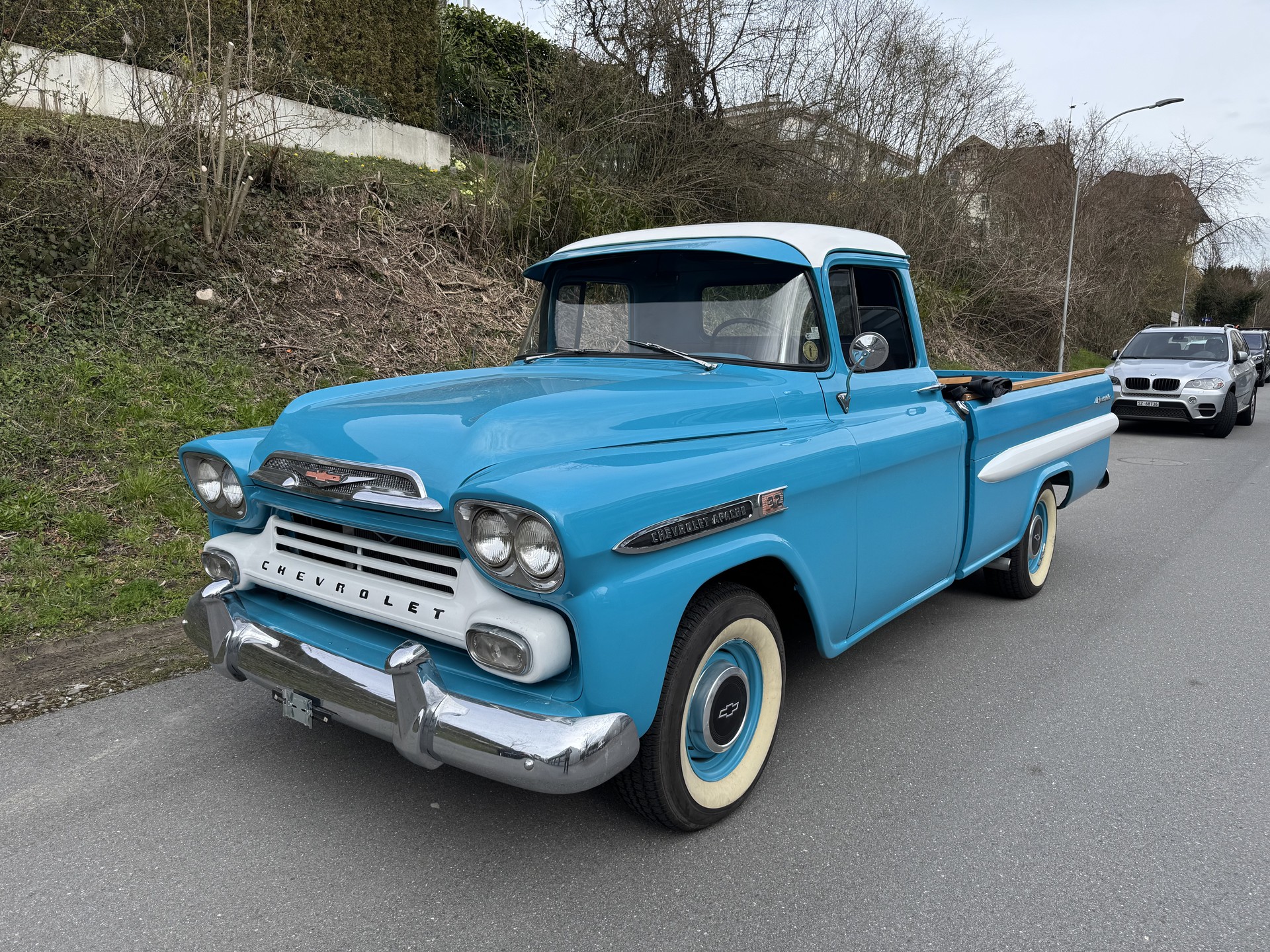 CHEVROLET Apache V8