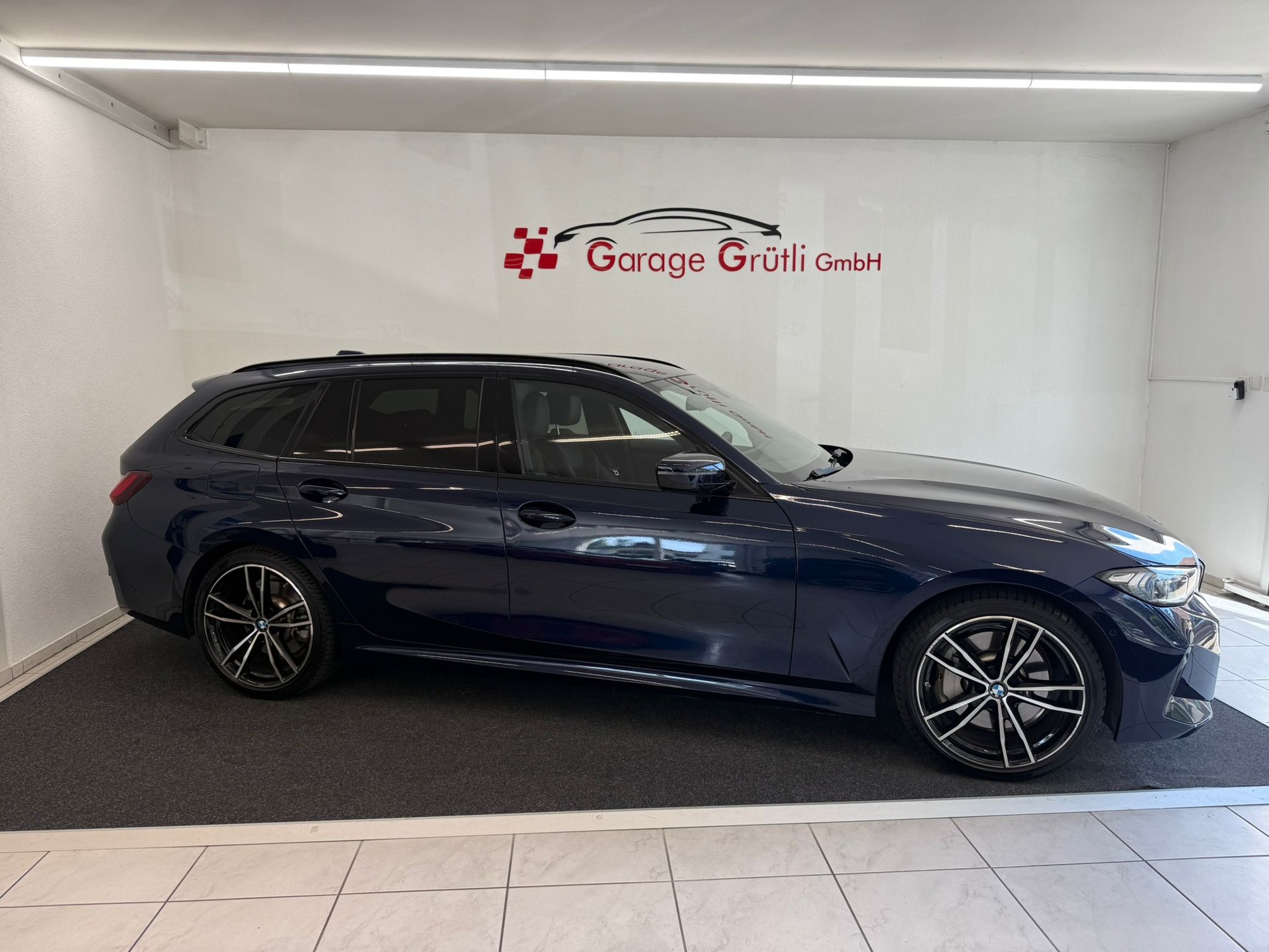 BMW 330d xDrive 48V Touring Pure M Sport Steptronic-showroom-element-1