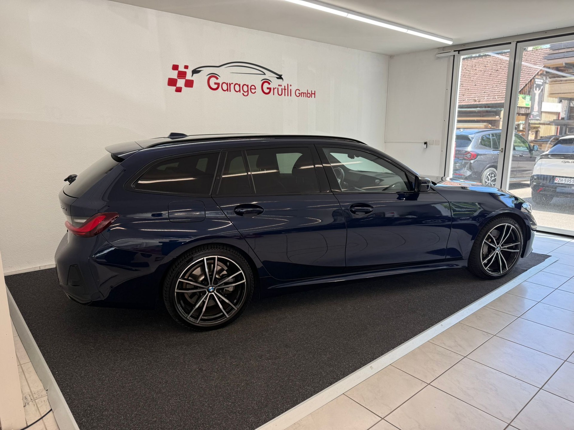 BMW 330d xDrive 48V Touring Pure M Sport Steptronic-showroom-element-2
