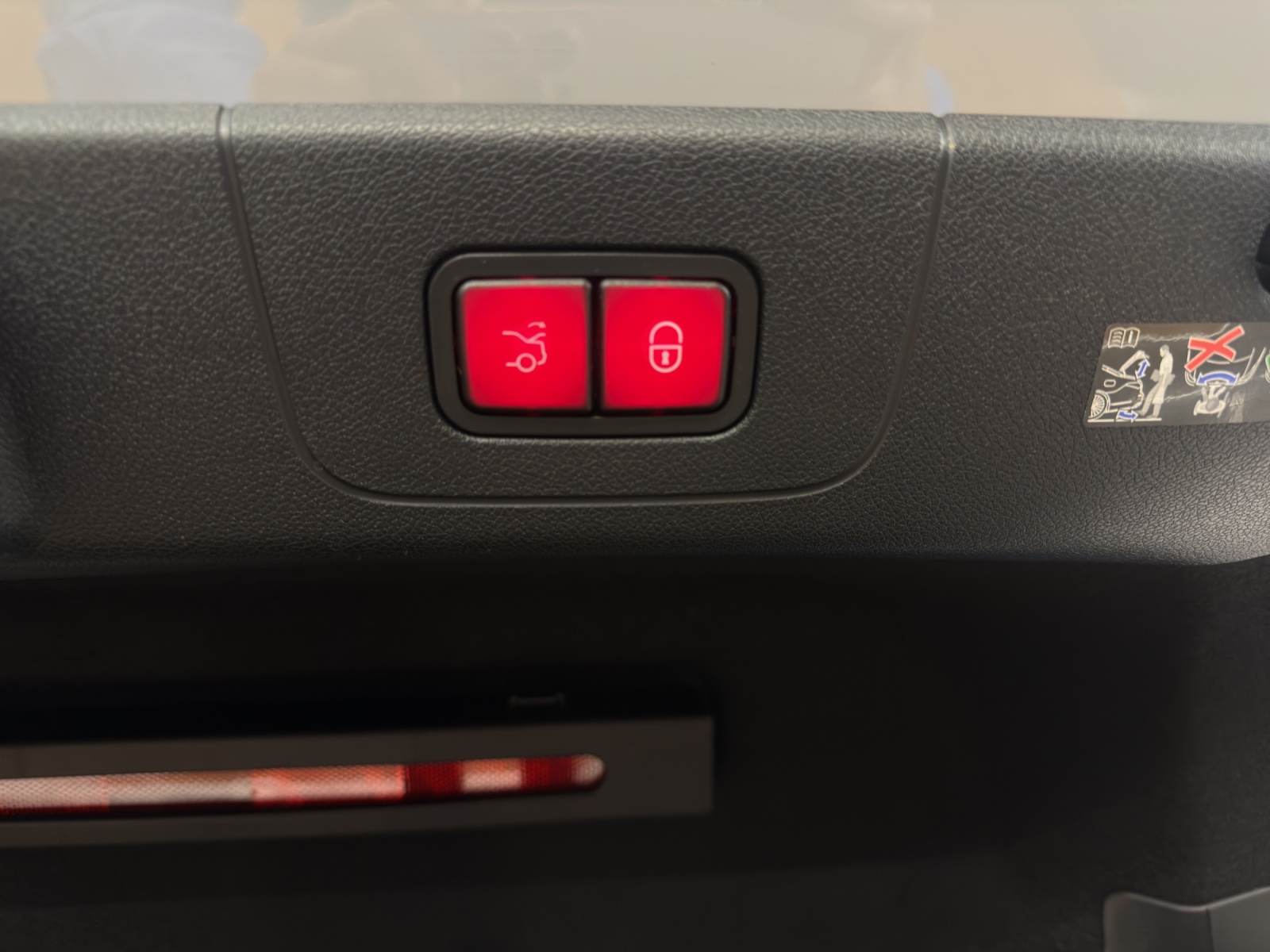 MERCEDES-BENZ CLA 350 4M - 85 kWh - EQ - AMG / DISTRONIC / 360 Grad Kamera / Panorama-Dach-image-15