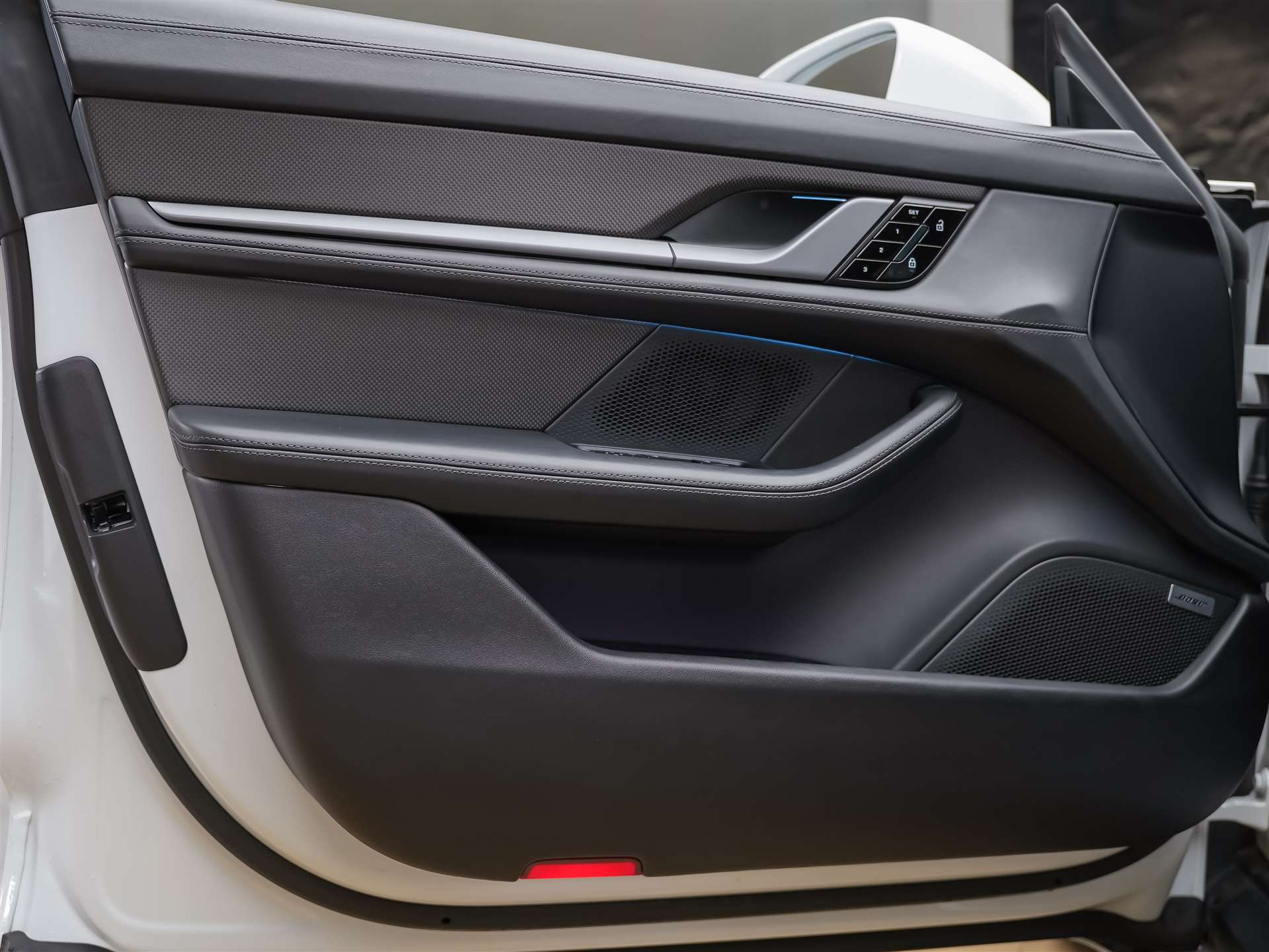 PORSCHE Taycan Turbo S *CH-Auto*Approved*Keramik*Bose*Chrono*-image-25
