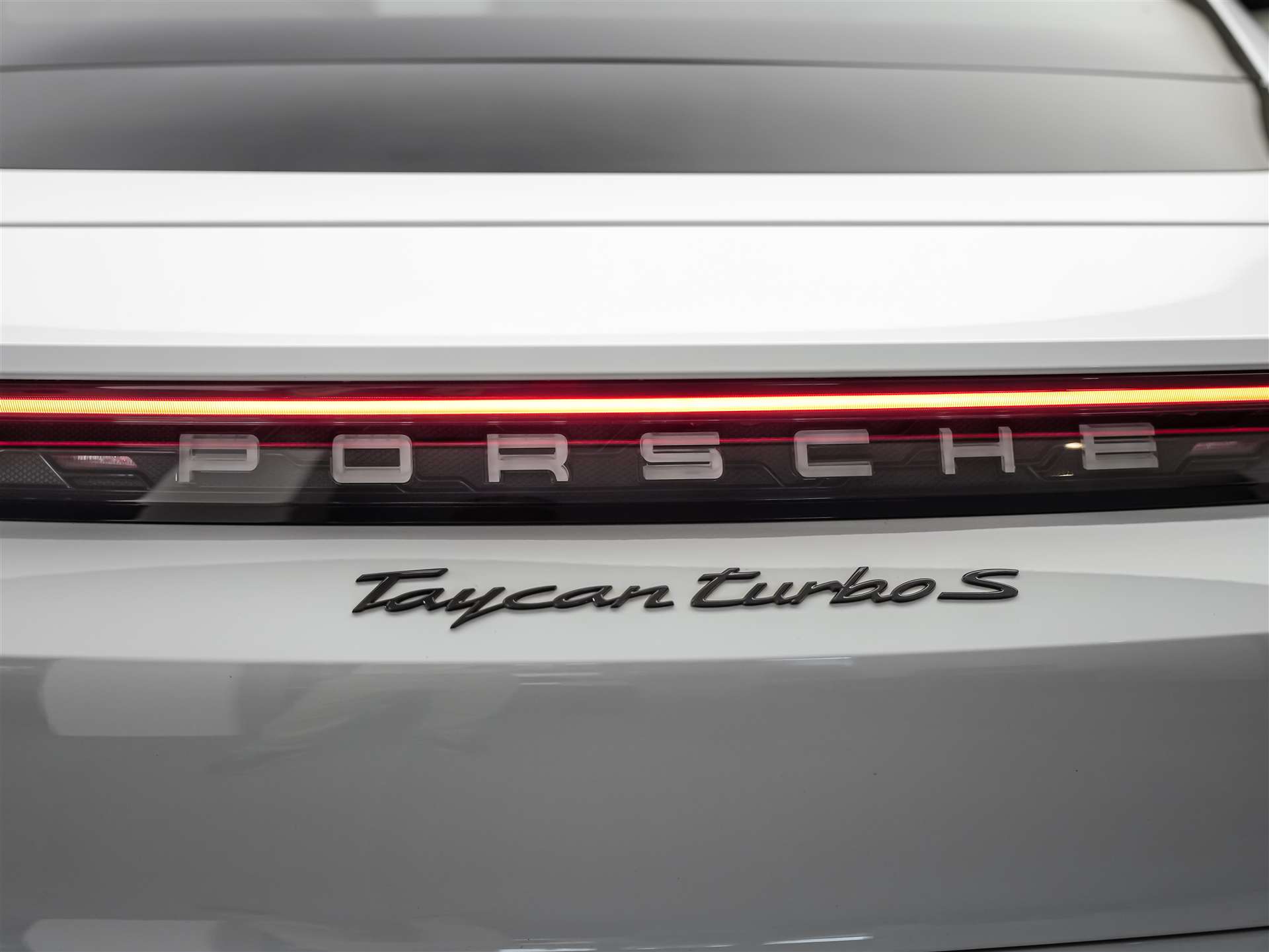 PORSCHE Taycan Turbo S *CH-Auto*Approved*Keramik*Bose*Chrono*-image-17