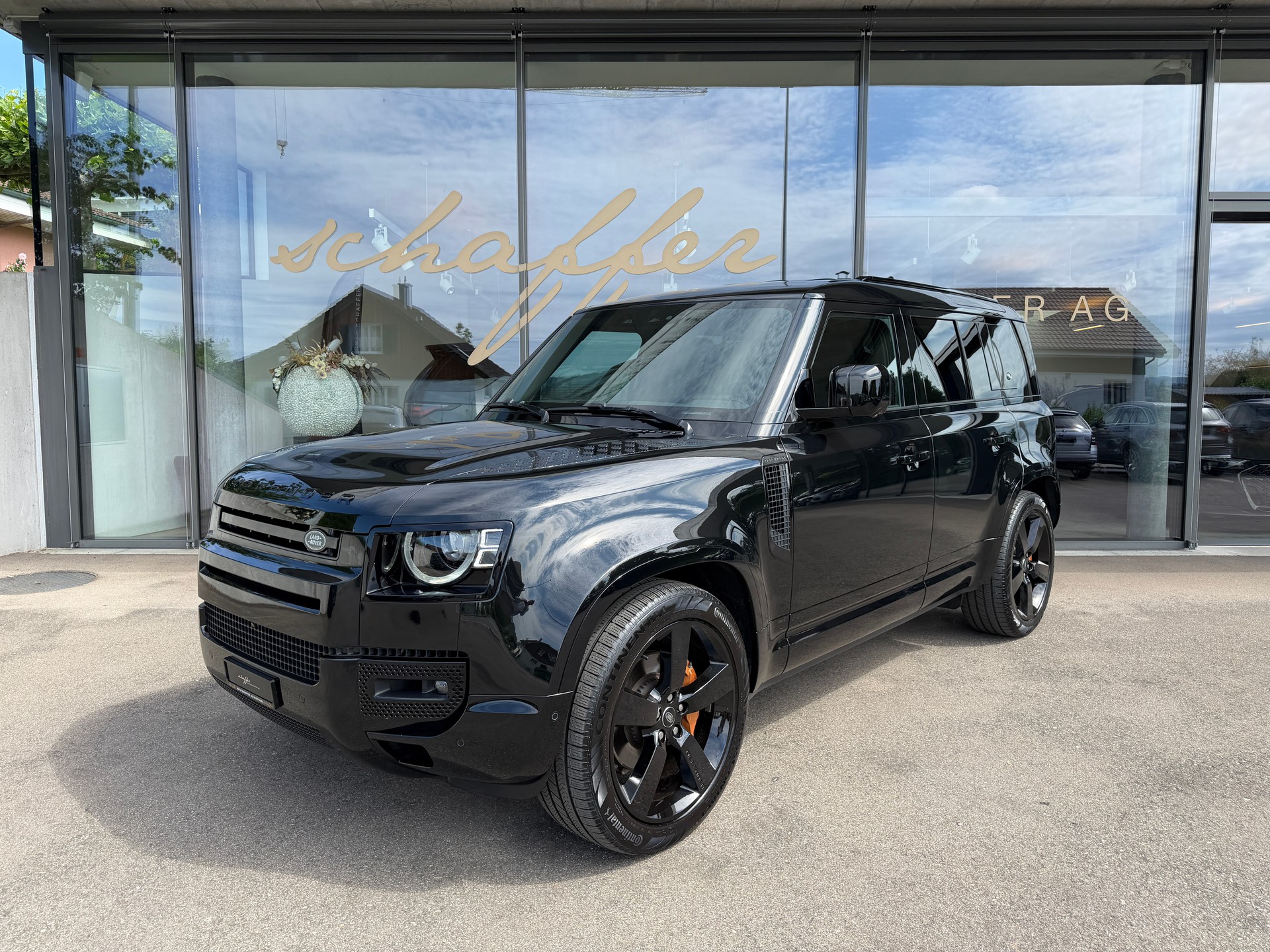 LAND ROVER Defender 110 3.0 D I6 300 X-Dynamic SE AWD AT8-image-0