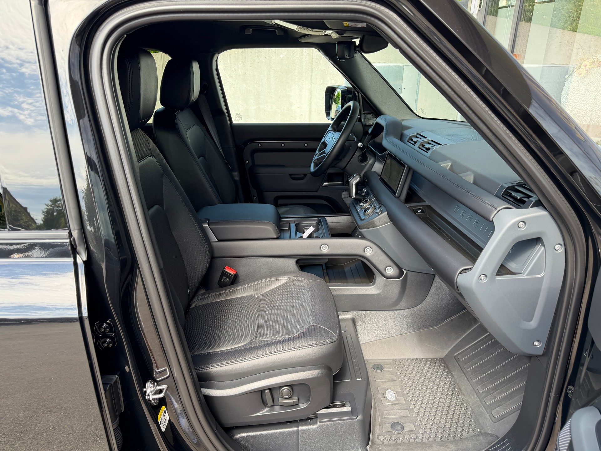 LAND ROVER Defender 110 3.0 D I6 300 X-Dynamic SE AWD AT8-image-18