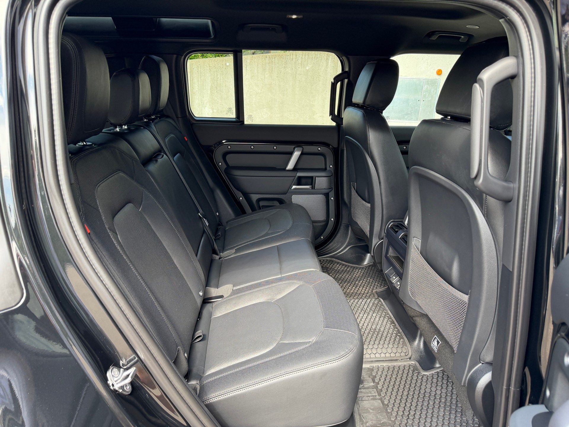 LAND ROVER Defender 110 3.0 D I6 300 X-Dynamic SE AWD AT8-image-22