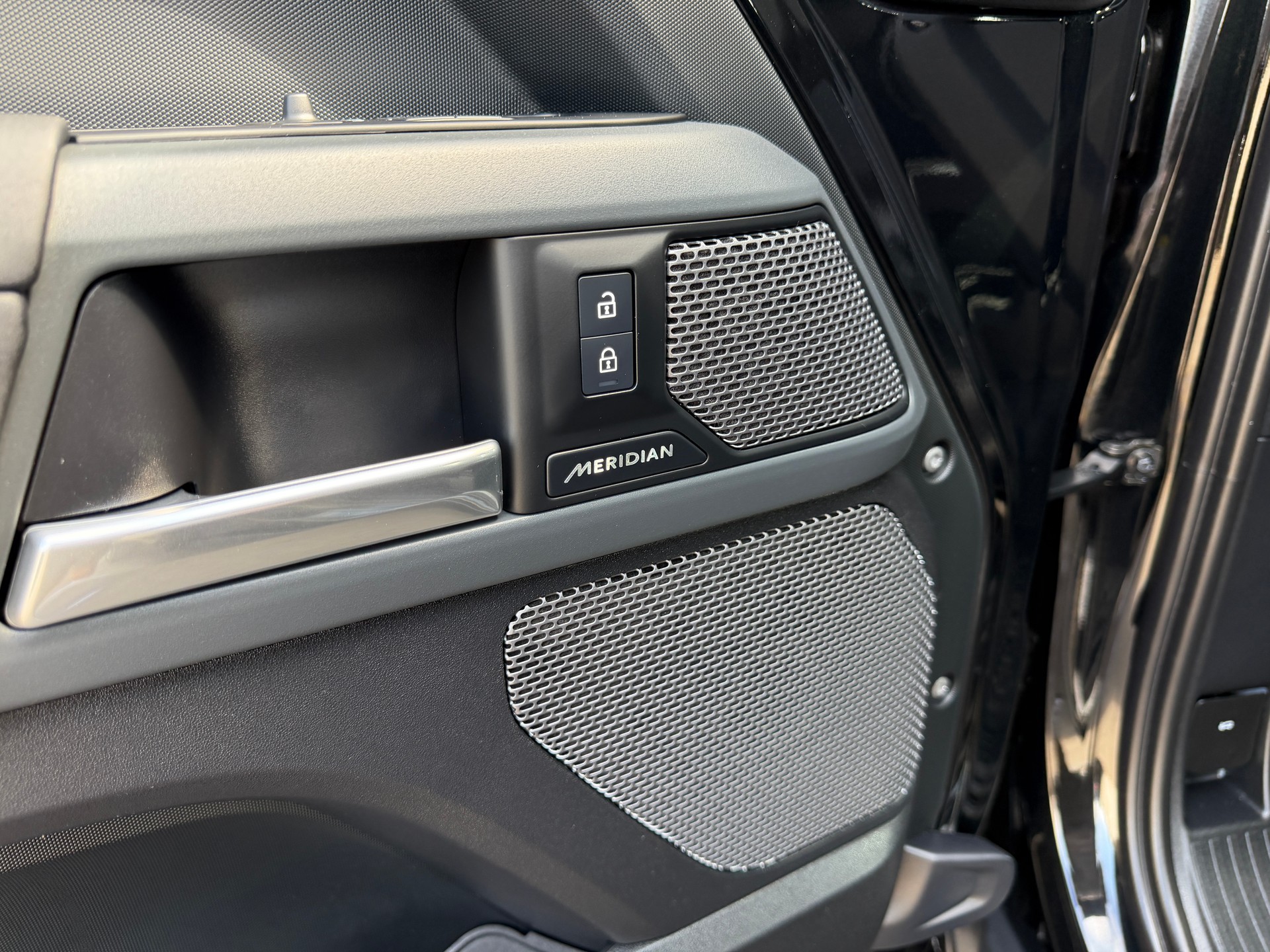 LAND ROVER Defender 110 3.0 D I6 300 X-Dynamic SE AWD AT8-image-13