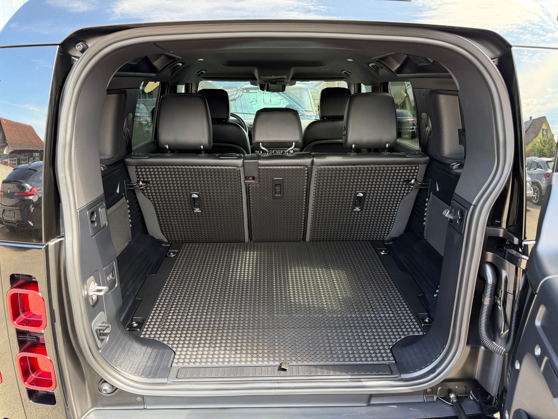LAND ROVER Defender 110 3.0 D I6 300 X-Dynamic SE AWD AT8-image-25