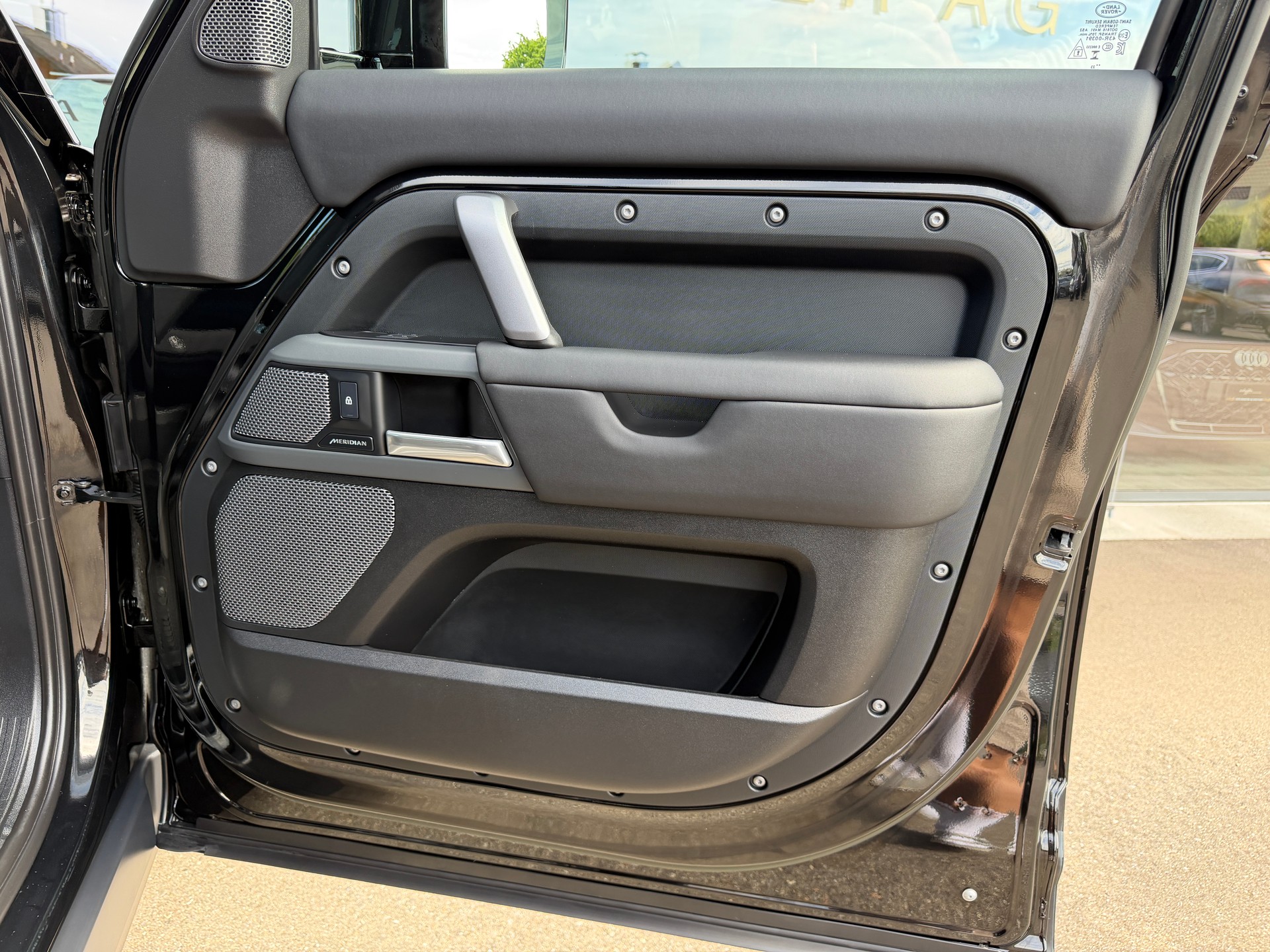 LAND ROVER Defender 110 3.0 D I6 300 X-Dynamic SE AWD AT8-image-19