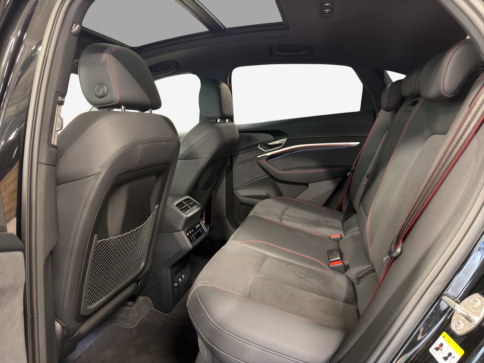 AUDI Q8 Sportback 50 e-tron S line quattro-image-11
