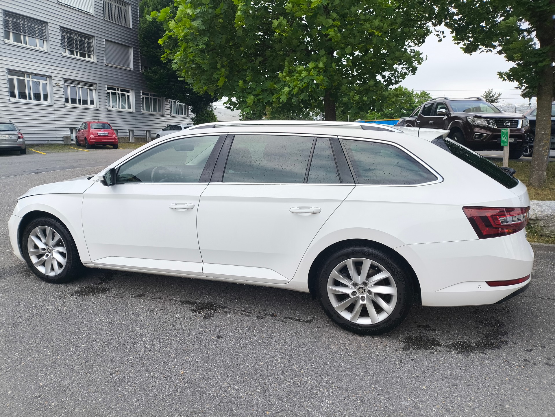SKODA Superb Combi 2.0 TDi Active DSG-image-4