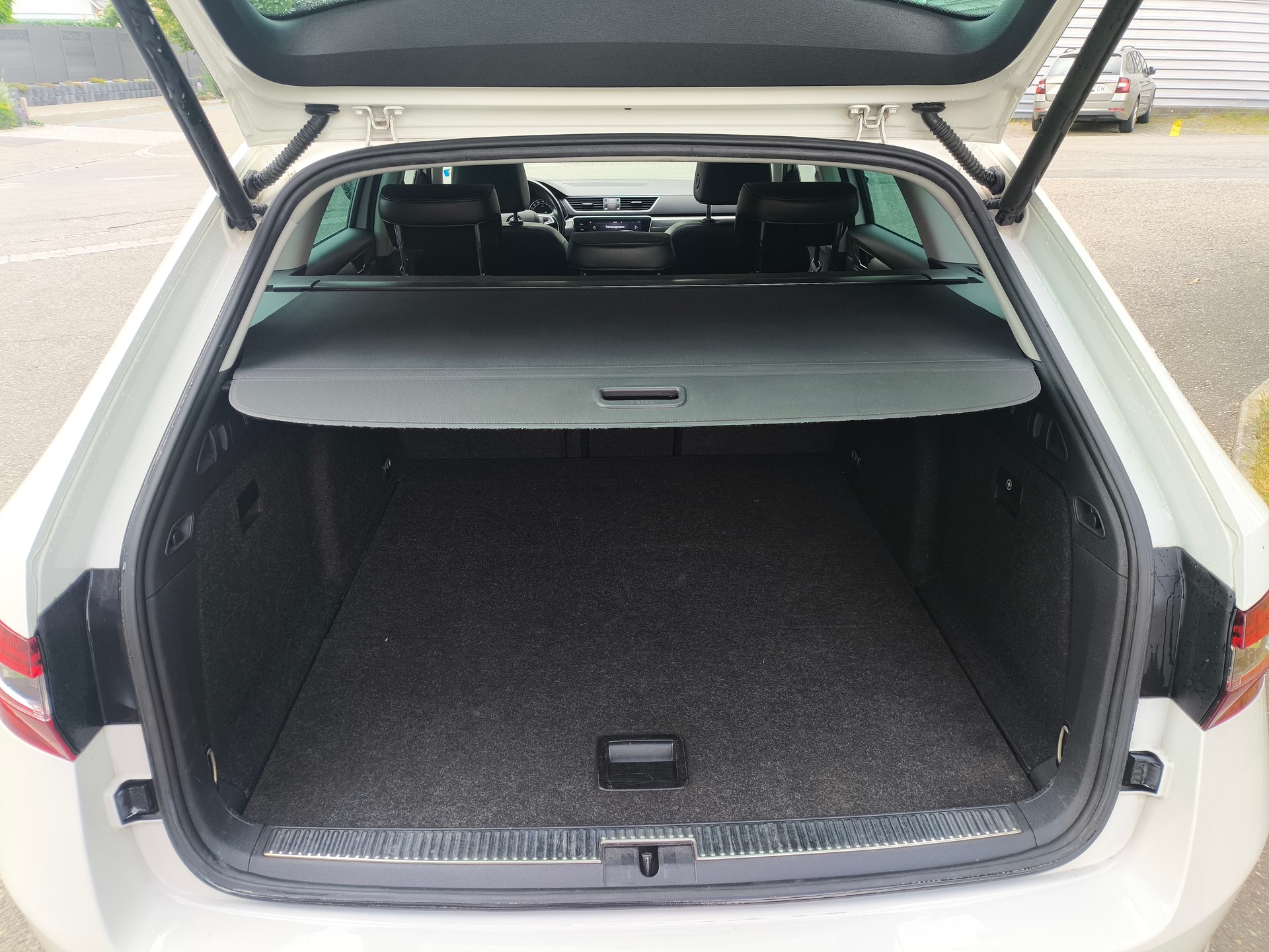 SKODA Superb Combi 2.0 TDi Active DSG-image-10