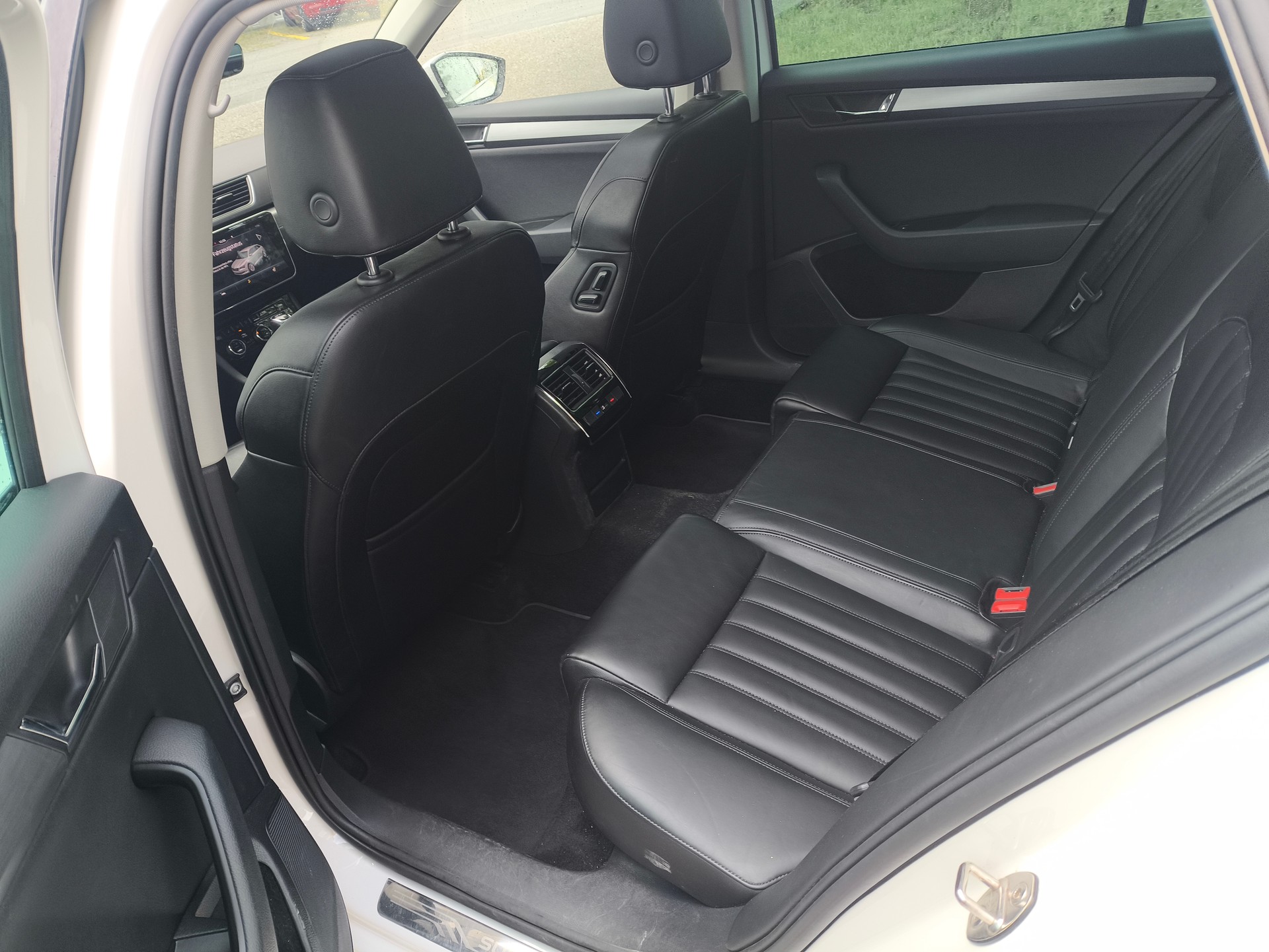 SKODA Superb Combi 2.0 TDi Active DSG-image-13