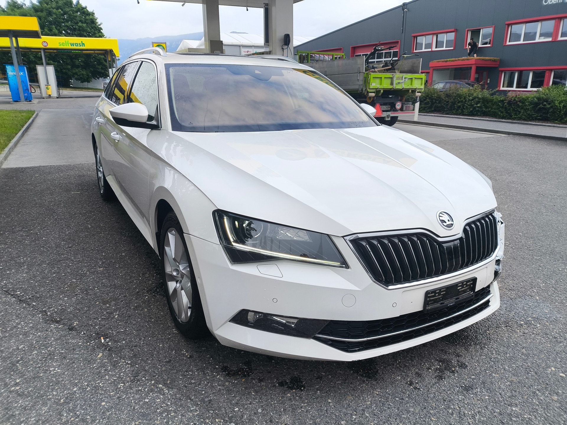 SKODA Superb Combi 2.0 TDi Active DSG-image-1