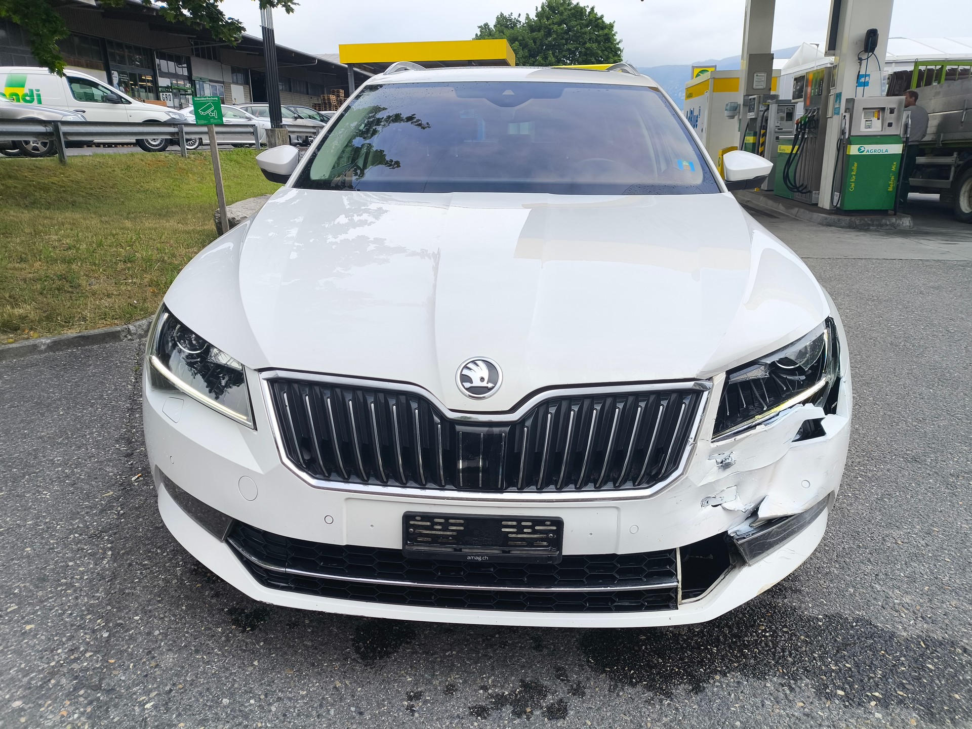 SKODA Superb Combi 2.0 TDi Active DSG-image-2
