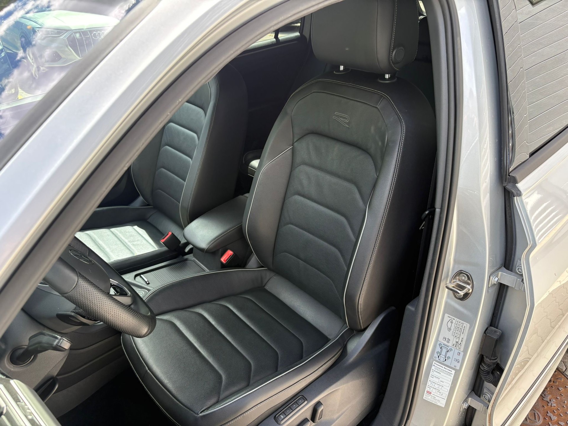 VW Tiguan 2.0 TDI SCR R-Line 4Motion DSG-image-4